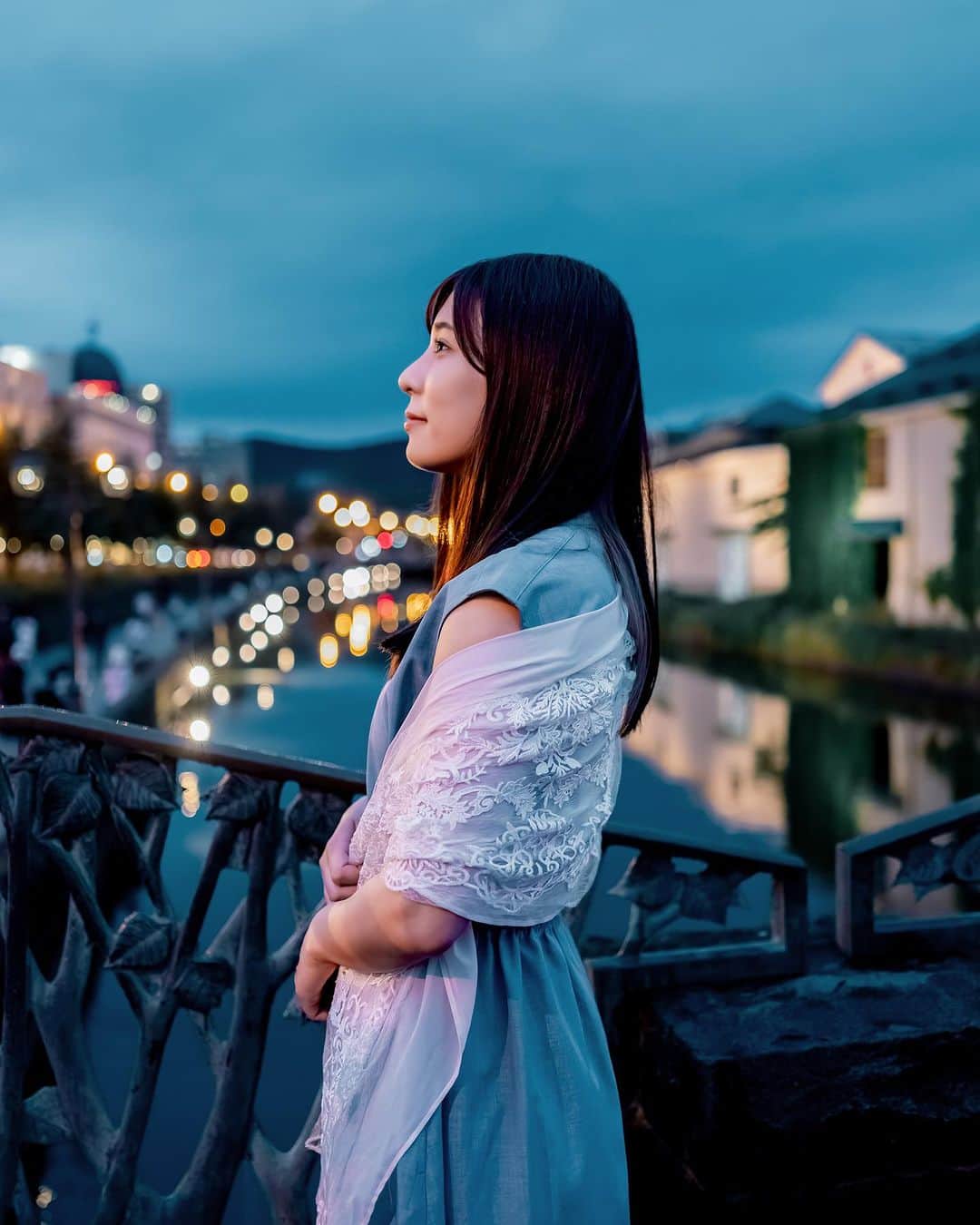 shabonのインスタグラム：「* . . . . . 小樽運河は人が多過ぎだったので 普通に観光だけしました☺️ 2枚目の小樽出世前広場の和傘 可愛かった🥹🫶 ジンギスカンも美味しかったなぁ。 . model : @fujirom_  . . FUJIFILM GFX50S II /  GF45mm F2.8 R WR . . . . . . *」
