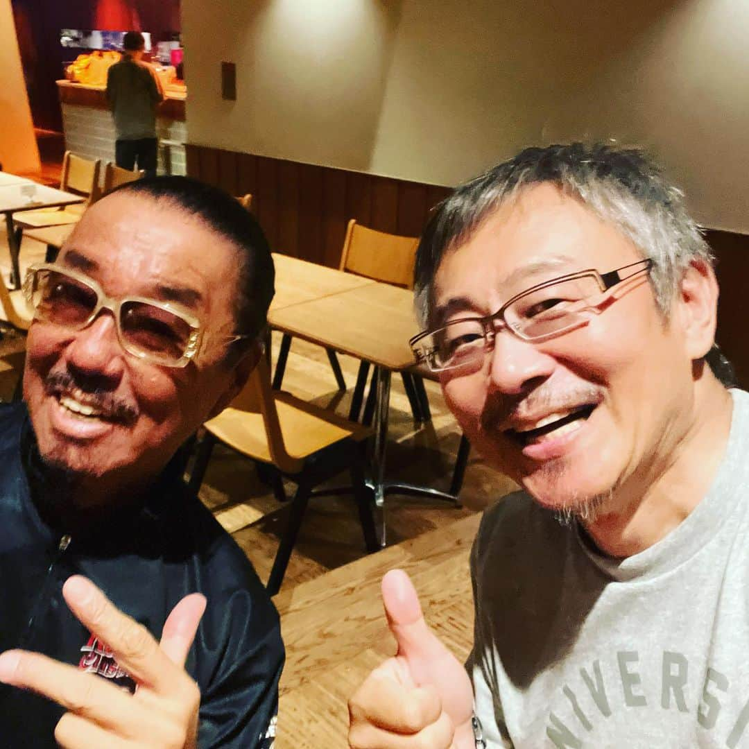 松尾貴史さんのインスタグラム写真 - (松尾貴史Instagram)「来月上演のPARCO劇場「桜の園」稽古終わりで、笹塚ボウルにて、「ボウリング・マガジン」（ボウマガ）のブラザー・コーンさん連載のゲストボウラーとして呼んで頂きました。  久々のボウリングで、もう手と大腿部がわらわらしていますが、すこぶる楽しゅうございました！  40年近いお付き合いの思い出話が止まらず、誌面に収まらないかと思いますが😅  今は下北沢でひとりクールダウン中。  #ブラザーコーン #ボウリング #ボウリングマガジン #松尾貴史」7月20日 23時16分 - kitsch.matsuo