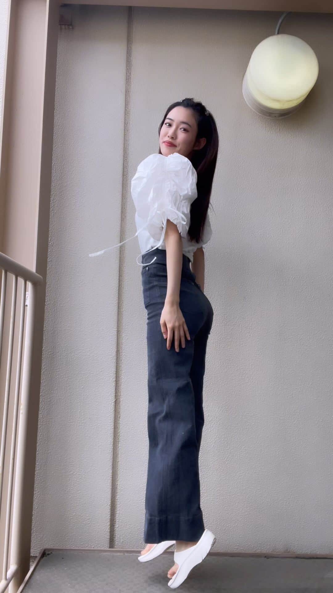 のインスタグラム：「@megumi_kurihara_official さんの新ブランド @meg_lyl サンダル！！！ かわいいっ！ わたしの足は人より踵が小さめなので、普段よりワンサイズ小さめでピッタリでした♡ 歩きやすくて、シンプルなのでいろんな洋服に合わせられます💐」