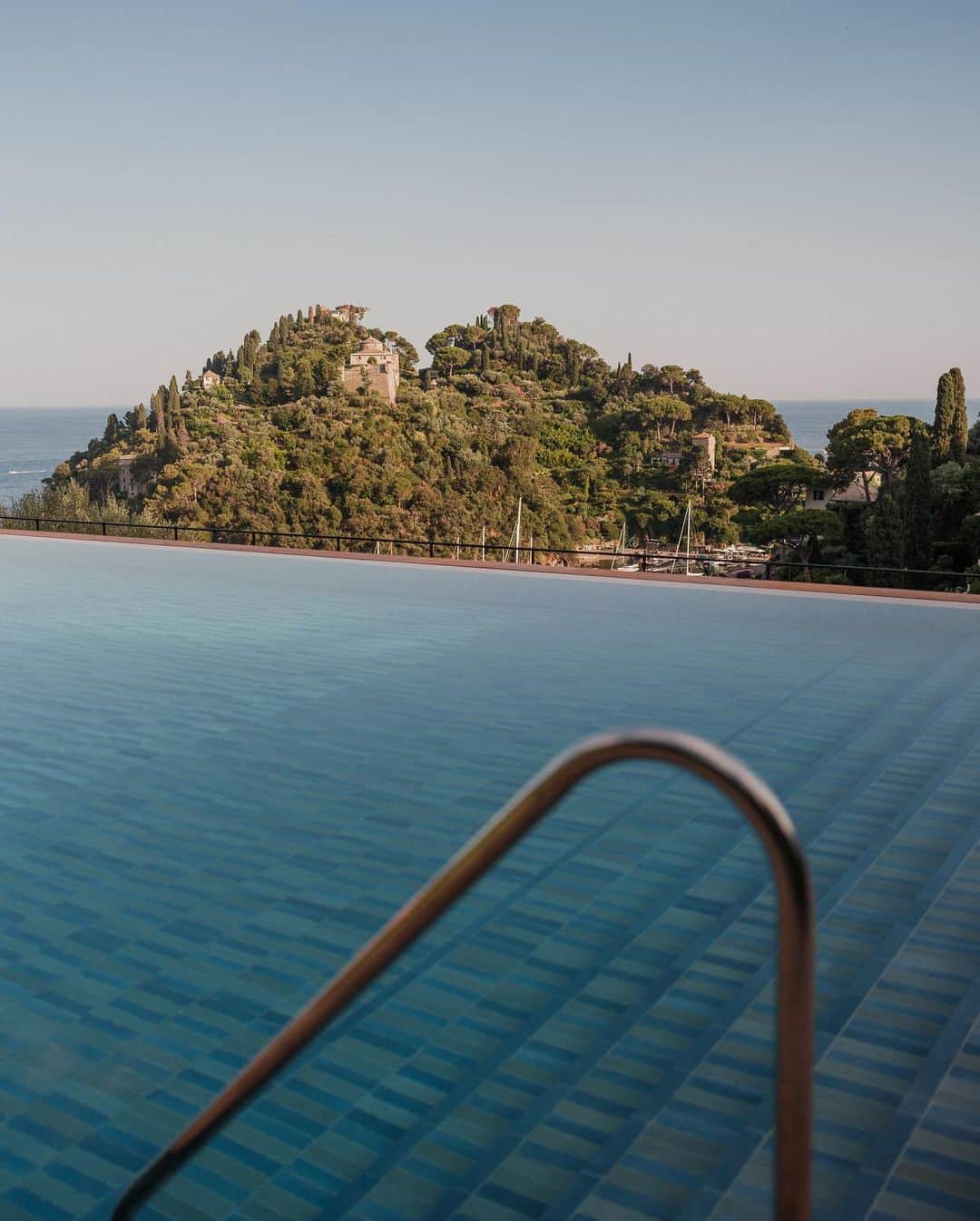 LVMHのインスタグラム：「@belmondhotelsplendido, a @belmond hotel, celebrates an exciting new chapter with a legendary pool party set in the newly redesigned iconic seawater pool.   During the night of sparkling celebrations, the Italian synchronised swimming team performed Splendido Splendente and singer Jessie Ware entertained the guests with a special private concert by the pool.    #LVMH #Belmond」