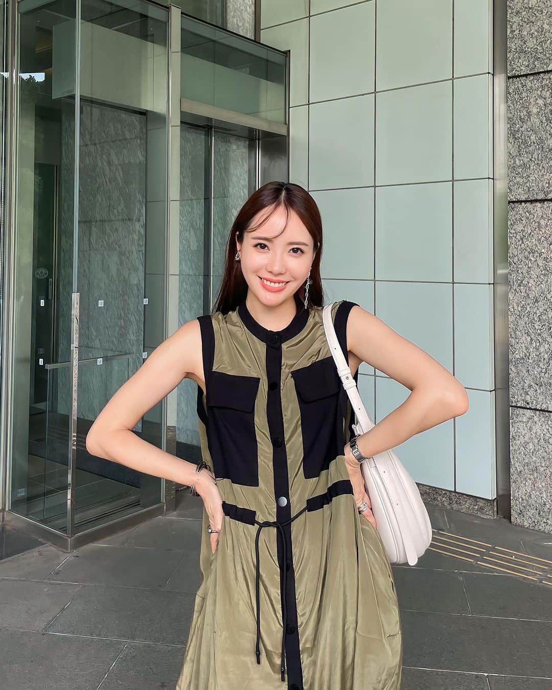Aoiのインスタグラム：「@ginger_magazine beautyfesの時のコーデ🍀  @litzy__official のワンピース、アンケートとった結果圧倒的カーキが人気だったのでこっちにしました♡  回答頂いた皆様ありがとうございました💕 切り返しがかわいいー🌸  #ワンピース #ワンピースコーデ#韓国ファッション#スニーカー #夏コーデ#骨格ナチュラル #平均身長コーデ#fashion#ootd#cordinate#大人カジュアル」