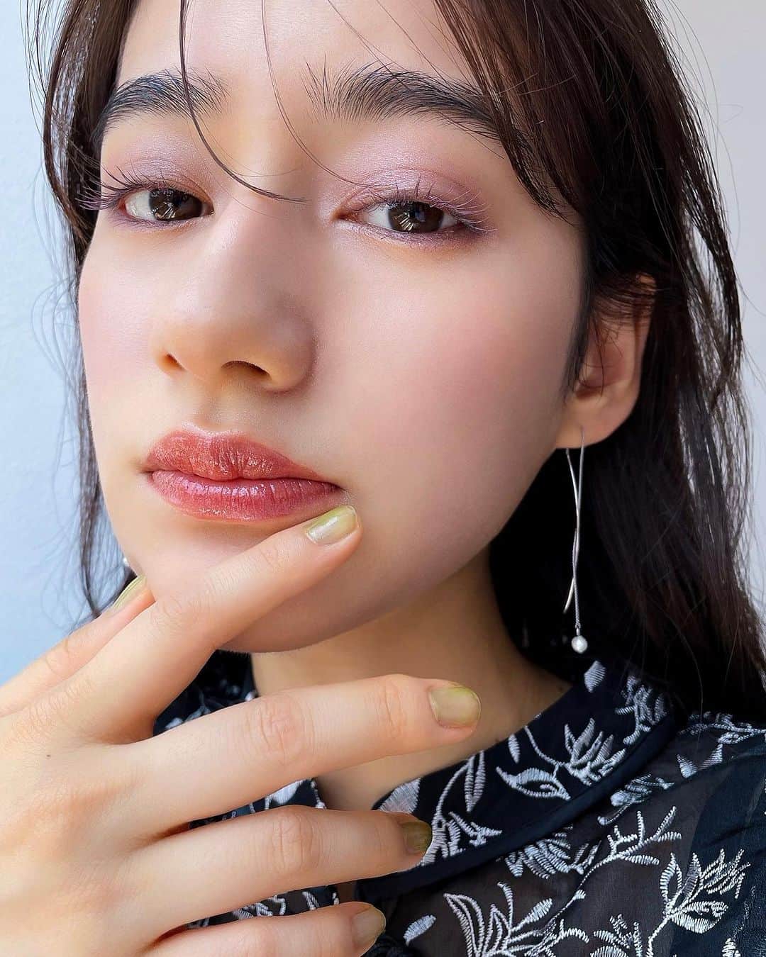 谷口翠彩のインスタグラム：「✴︎ ✳︎ 𝑠𝑡𝑎𝑟𝑟𝑦 𝑠𝑘𝑦 ✴︎.・°  夏の終わり、夜風に吹かれながら。 天空を見上げた横顔に重なる、神秘的な光の影。 その眼差しに、星のかけらを降らせるように。 時計の針をスローにして。  遠い海の水面には、星の瞬きが反射している。 果てしなく、刹那的に、ゆらめく景色の向こう側に。 星は空を移動して、やがて秋の方角へ。 静かに進む季節の中で、ADDICTIONがイメージする 幻想的な星空の下のメイクアップ。 ミステリアスな眼差しと、グロッシーな唇から、 夜空へひそかにコンタクトして。　  eye： @addictionbeauty_official  ザ アイシャドウパレット 103 Under the Starlight  eyeliner： @rmk アイディファイニング ペンシル03  cheek： @addictionbeauty_official  ザブラッシュ マット006 @snidelbeauty  スキングロウブラッシュ06  mascara： @ ザ マスカラ102  lip： @addictionbeauty_official  ザ リップスティック エクストレムシャイン019  . . . . #みどめいく#みどへあめいく #秋コスメ#秋冬コスメ#新作コスメ  #addictionbeauty#アディクションアイシャドウ#snidel#snidelbeauty#スナイデルビューティー#rmk」