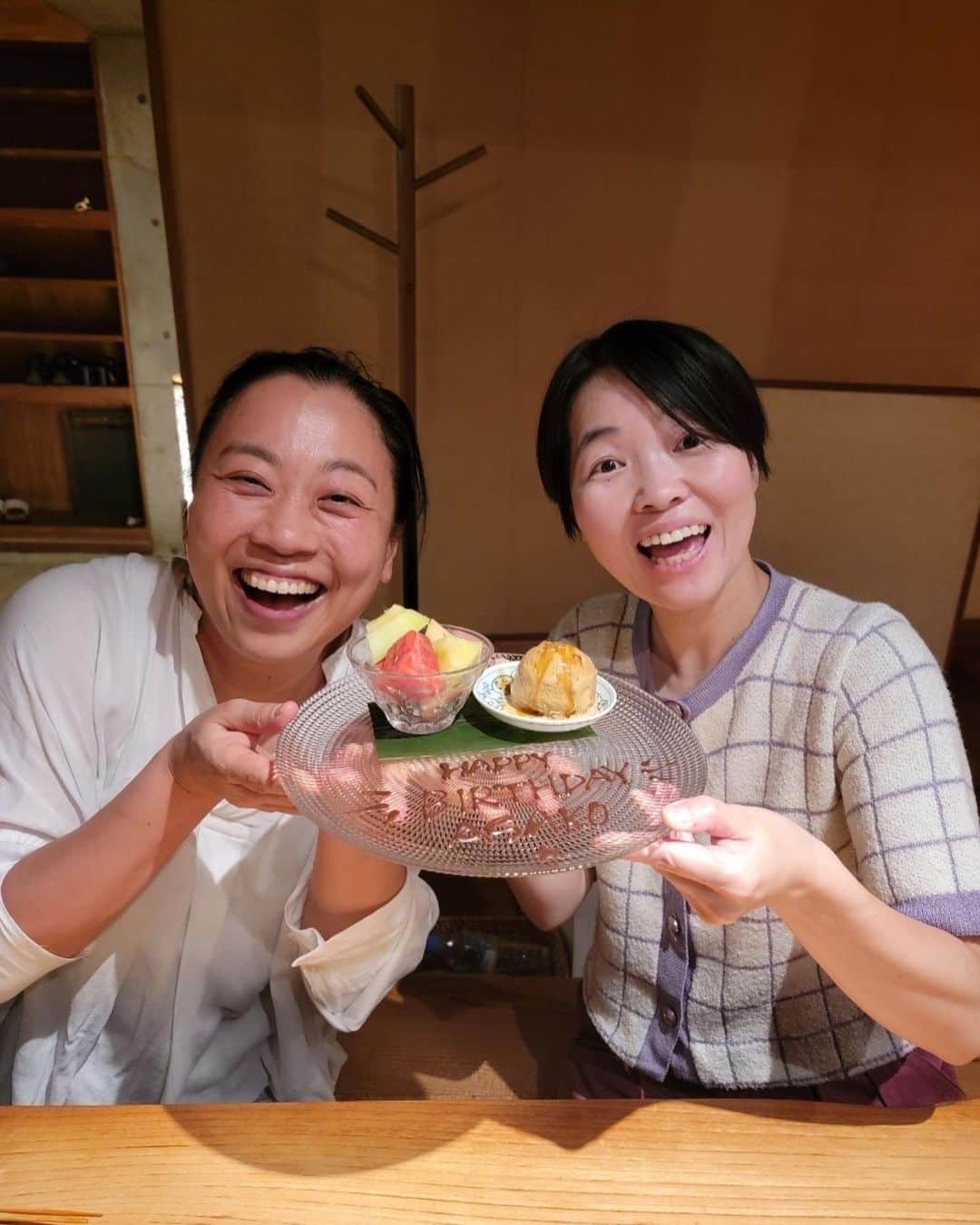 イモトアヤコさんのインスタグラム写真 - (イモトアヤコInstagram)「・ だいぶ遅くなってしまいましたが  あさこさん  #happybirthday   健康で楽しく 日本酒をロックで呑める 一年になりますように」7月20日 23時25分 - imotodesse