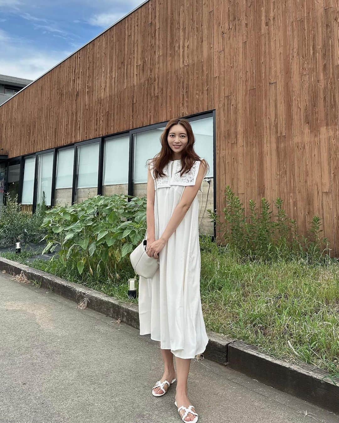 唯可（yuika）さんのインスタグラム写真 - (唯可（yuika）Instagram)「暑くて暑くて毎日溶けそうですが みなさまいかがお過ごしですか🫶  暑い日ってサラッとしたワンピースが着たくなるから@acka_official のワンピースを着たよ🤍 襟の部分がほんとにかわちぃ🤙  嬉しいことにサイズが2展開あって高身長さんから低身長まで着れちゃうの🥹🤍  高身長の丈短くなる問題 めちゃくちゃ嫌だったから この丈感とても嬉しい🤍  #高身長コーデ#高身長#ママコーデ#ママファッション#ワンピース#コーディネート#夏コーデ#お出かけ#デートコーデ#女子会#ホワイトコーデ#アラフォー#アラサーコーデ#モテワンピ#男の子ママ」7月21日 12時00分 - yu.i.k.a