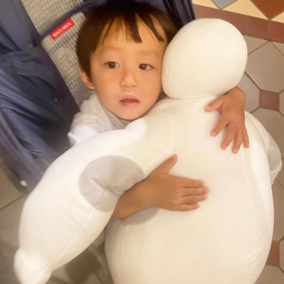 YOPPYのインスタグラム：「. 縫いぐるみ🧸好き男子 息するの忘れるくらい 可愛い瞬間がそこにあった  ベイマックス幸せになろう」