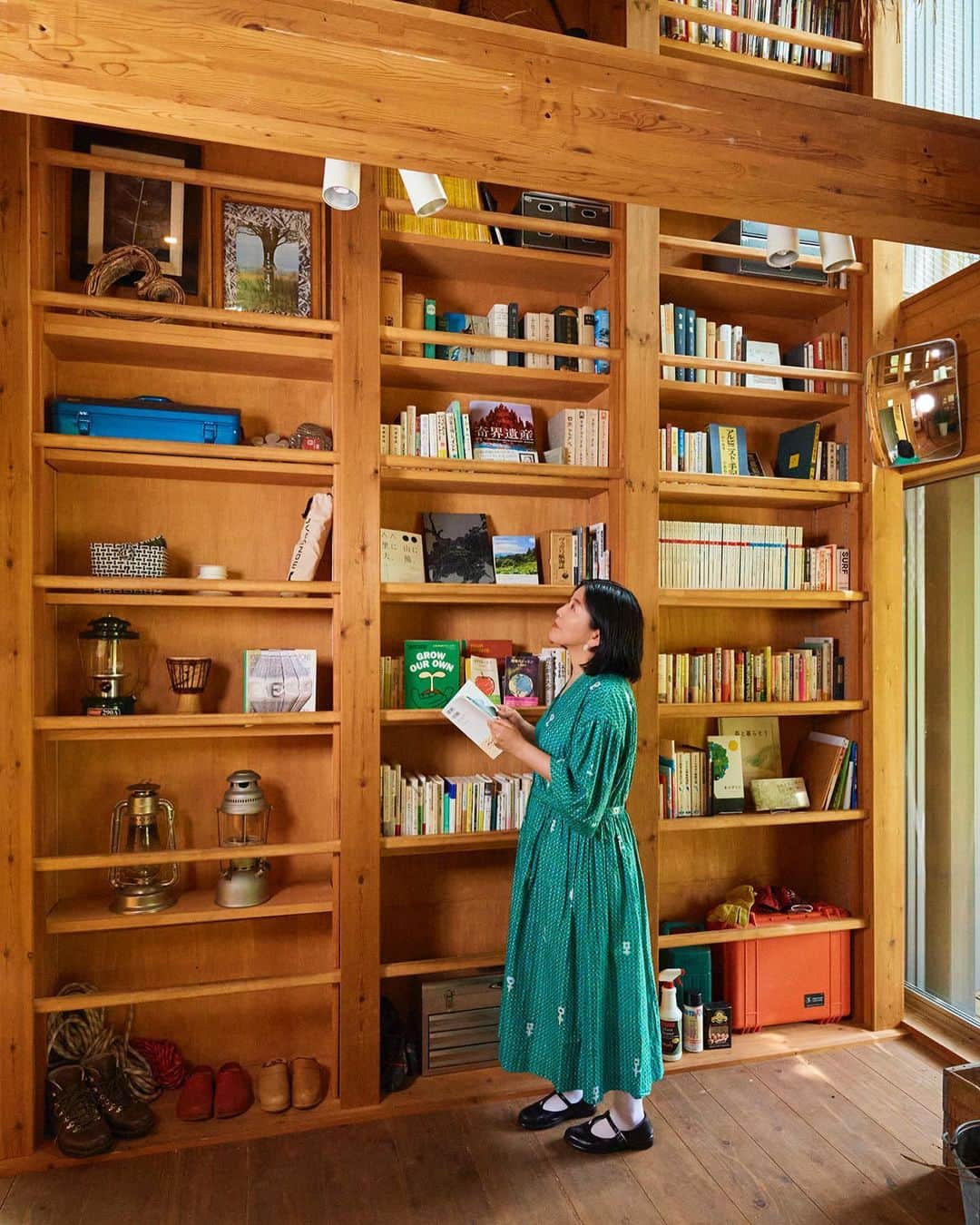 甲斐みのりさんのインスタグラム写真 - (甲斐みのりInstagram)「・ 本日発売『天然生活』2023年9月号は、「本と本棚とおやつ」「新しい、定番家庭料理」特集。  〜甲斐みのり「好き」が見つかる木の家を訪ねて〜にて、代官山にあるBESSの家を体験しました。  そこで、5m超の天井までつくり付け本棚がついていたり、おやつを味わうのにちょうどいいデッキがある、「ワンダーデバイス」の家や、広い土間&ダイニングで自ら豆を挽いて飲める「カントリーログ」の家と、モデルハウスを楽しんでいます。ワンダーデバイスのハンモックも心地よかった！　  代官山のBESS MAGMA おすすめです。  #bessの家 #天然生活」7月20日 23時27分 - minori_loule