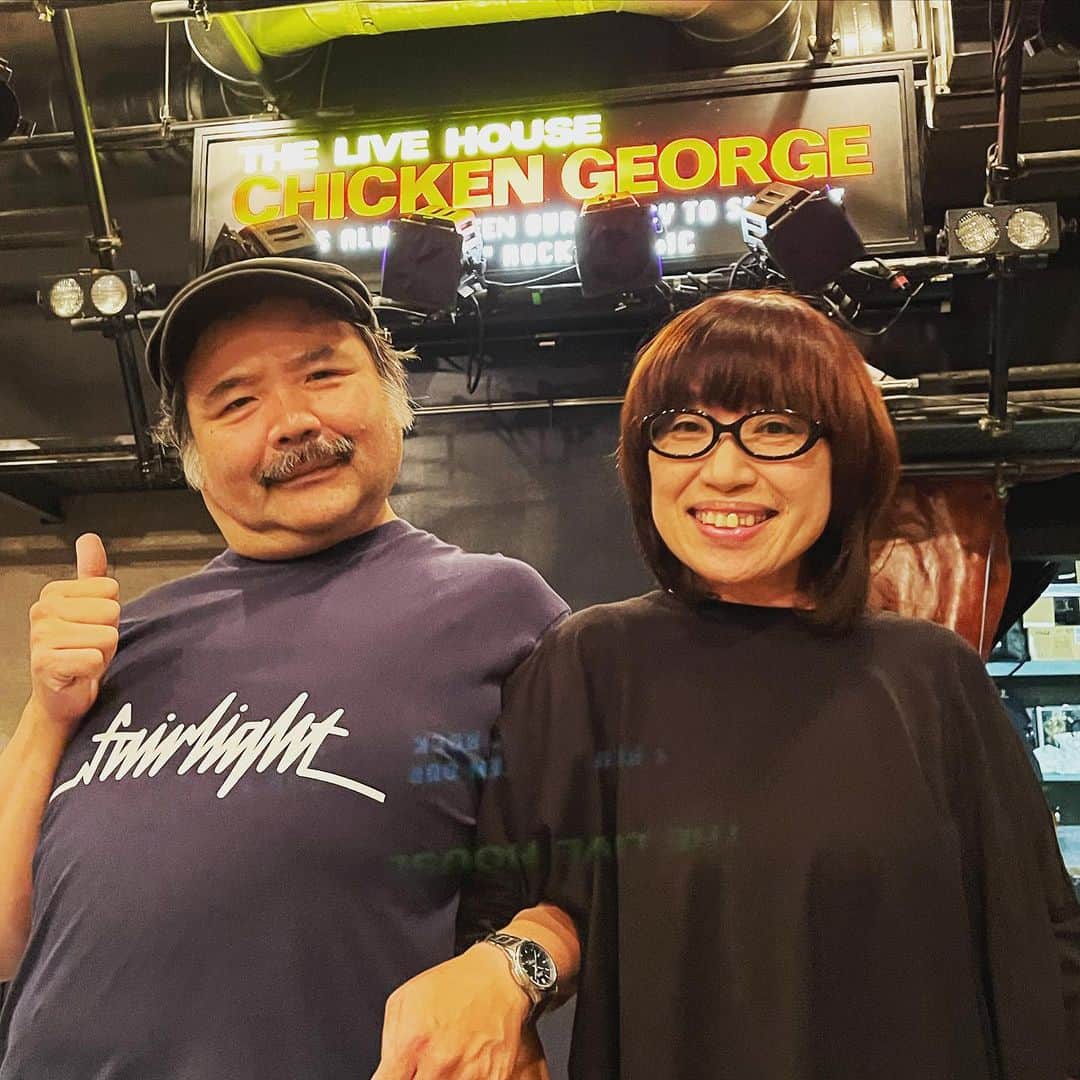 オカノアキラのインスタグラム：「満をじしてナガオクミさんとユニット「明日〜夢子」結成しました。期間限定ユニットですんでお見逃しなく！ 2024年4月12日ですって鬼が笑うわ。 #楽しみ  #やるのか  #チキンジョージ神戸  #チキンジョージ #異色コンビ👭」