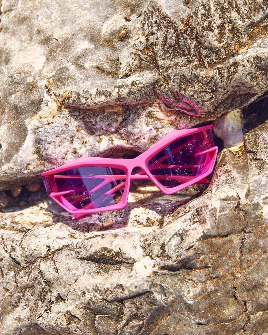 ジバンシィさんのインスタグラム写真 - (ジバンシィInstagram)「#givenchygivcut sunglasses in pink」7月20日 23時39分 - givenchy