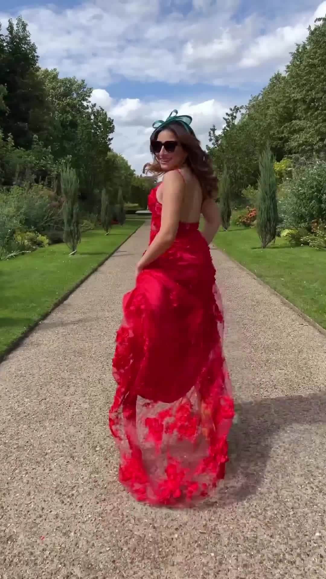 アクセサライズのインスタグラム：「Cue 'I carried a watermelon' references 🍉⁠ repost: @edasansel wearing our green fascinator」