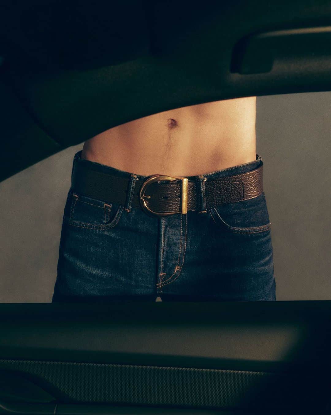 トムフォードのインスタグラム：「RUGGED ELEGANCE.   DISCOVER THE PRE-FALL ’23 COLLECTION. NOW AVAILABLE ON TOMFORD.COM   #TOMFORD」