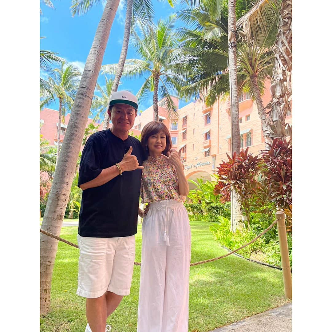 松本伊代のインスタグラム：「明日は、 ヒロミさんの 爆買いスター恩返しin HAWAII🌴 O.Aがあります❣️  私もちょこっと…笑笑 久しぶりのHAWAIIを楽しんできました🤭🌺  ぜひご覧くださいね☆  #ヒロミ #HAWAII #爆買いスター恩返し #フジテレビ #すごい爆買いしてそう #伊藤英明 #松本伊代 #ミッシェルもお手伝い」