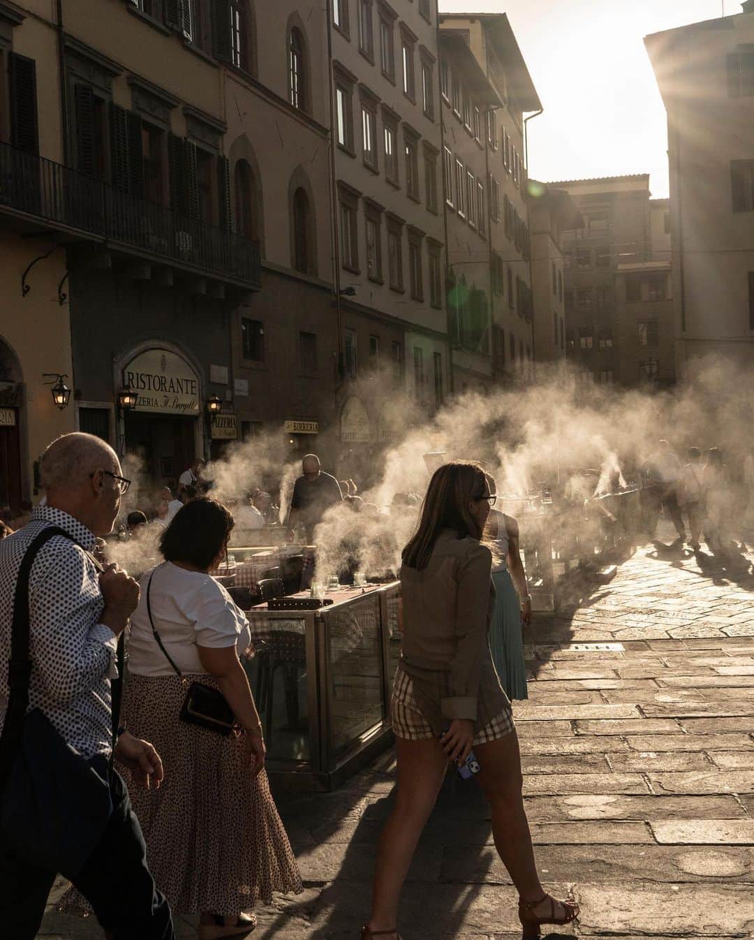 ニューヨーク・タイムズさんのインスタグラム写真 - (ニューヨーク・タイムズInstagram)「A heat wave engulfing Southern Europe this week has sent temperatures in some areas to record highs, prompting officials in countries like Greece, Italy and Spain to impose measures to protect residents and tourists from the scorching conditions.  Temperatures as high as 118 degrees Fahrenheit (nearly 48 degrees Celsius) were forecast in the hottest areas after an anticyclone moved into the region from North Africa on Sunday and spurred a new heat wave. The heat in some places was expected to briefly subside on Thursday and Friday before returning.  With many places in Southern Europe hitting peak temperatures this week, governments have urged people to take precautions. Wildfires, escalated by the hot and dry conditions, have also prompted the evacuation of thousands of people across Croatia, Greece, Switzerland and the Canary Islands of Spain.  In Italy, the heat has engulfed much of the country, with its southern islands bearing the brunt. Meteorologists said that Rome, which reached 107 degrees on Tuesday, and Sardinia, which hit 113 degrees on Wednesday, may have broken local heat records. Sicily recorded a temperature of about 115 degrees on Tuesday, and Italy’s Health Ministry has put most of the country’s major cities under red-alert heat warnings. Officials advised people in affected areas to avoid direct sun exposure from 11 a.m. to 6 p.m.   The deaths of 61,000 people last year could be attributed to the brutal heat in Europe, according to one recent study, with children and older people especially vulnerable. The scorching temperatures have threatened the health of the elderly and pushed them inside, while governments are trying to take extraordinary steps to protect them.  Tap the link in our bio to read about what you need to know about the extreme heat in Europe and to learn more about how the heat is disproportionately affecting seniors. Photos by @alessandro_penso in Rome and @francesca_volpi_photo in Florence」7月20日 23時47分 - nytimes