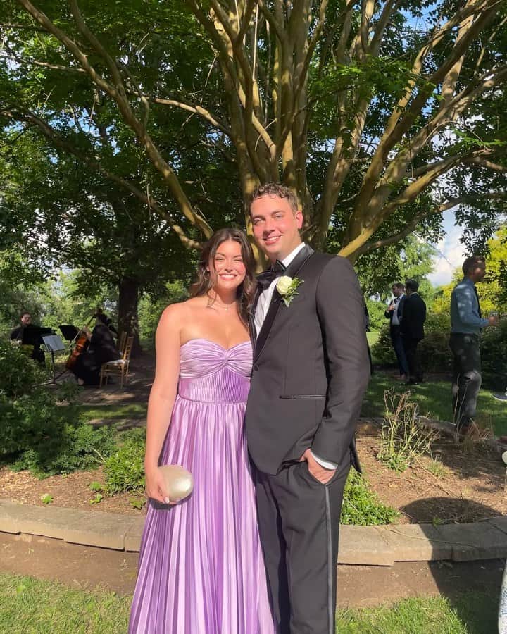 Eva Adamsのインスタグラム：「dreamy day celebrating @hannahcamp & @scallywagchafer! 🌸🥂✨」