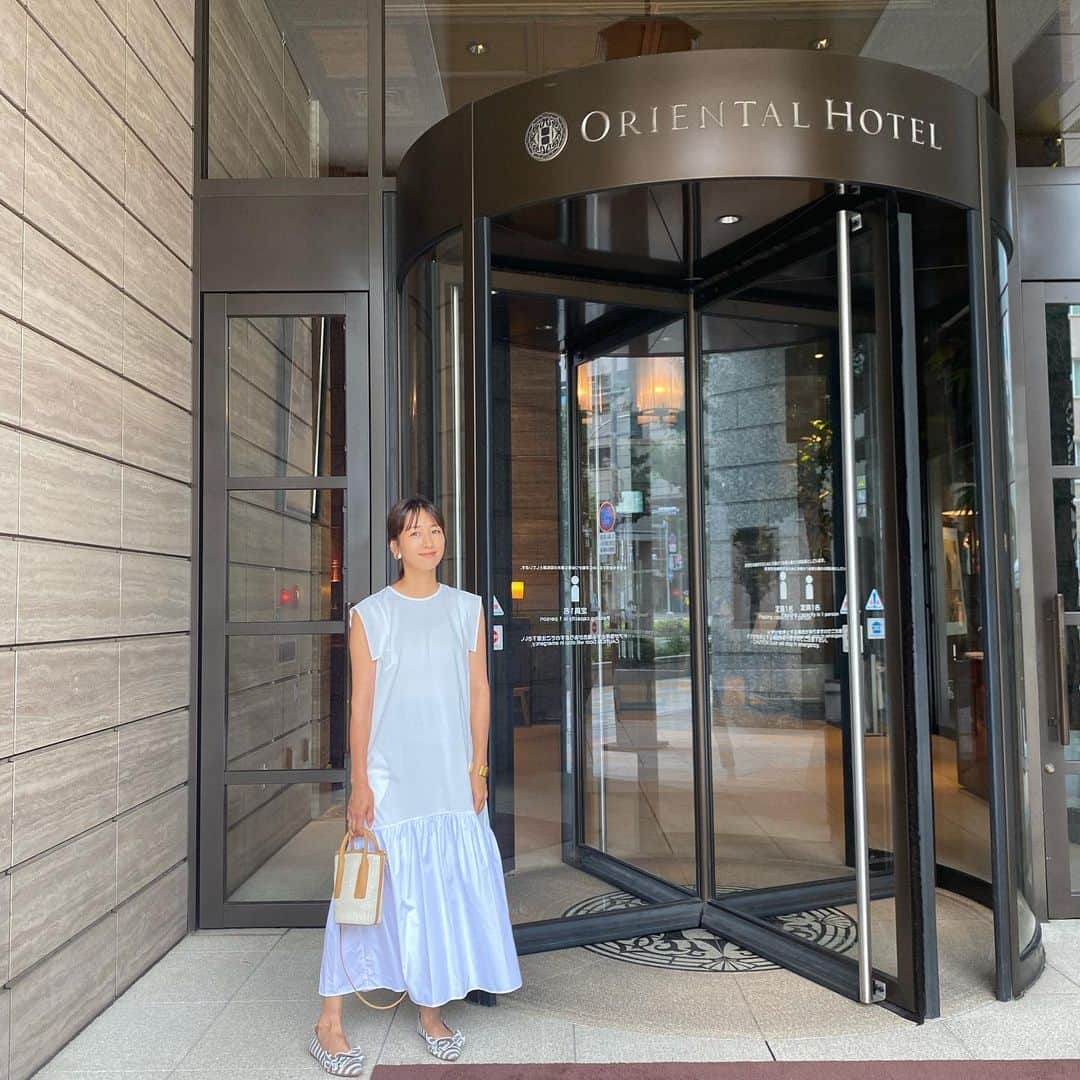 前田有紀のインスタグラム：「本格的に暑くなってくるとノースリーブの季節到来。 ここ最近はなにも考えずにノースリーブのワンピースをばさっとかぶって出かけてます。先日の神戸出張ではカバンに丸めていれていた @newans.official のコンビネーションペプラムワンピースを。 朝さっと着て、お仕事まで周辺散歩にでかけました。 神戸の旧居留地エリアは古い建物が多くて、建築好きには本当にたまらないエリアなのですが、袖を通すだけで神戸の町に馴染む自分になれたような気分でウキウキと過ごしてました。  裾切り替えのボリュームが着映えるワンピース、夏の旅行にも絶対持っていくぞ！ 息子たちを抱えたり、お花の搬入をしたりでしっかり強くなった二の腕がちょっと隠れてるのもありがたい！  滞在したオリエンタルホテル神戸。 @oriental.hotel.kobe  建築の佇まいやホテルのそこかしこから歴史が感じられ、ホテルのみなさんのホスピタリティも素晴らしかった。  one piece : @newans.official  shoes: @offen_gallery」