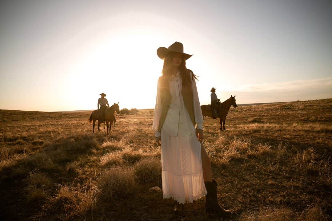 ミーガン・ピュレリのインスタグラム：「The ocean is a desert with its life underground And a perfect disguise above  @sheplers_official  @boot_barn_official」