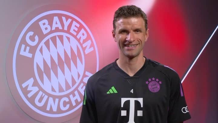 トーマス・ミュラーのインスタグラム：「Am Sonntag ist die Team Presentation in der Allianz Arena. Kommt’s vorbei und lasst euch überraschen, was sich der @fcbayern und die @allianz_deutschland für euch ausgedacht haben. 👍🏼 Mein Freund @felix_neureuther wird euch auf jeden Fall in Bewegung bringen. Und wer seine Beweg dich schlau-Stiftung und mein Herzensprojekt @nicolaidisyoungwingsstiftung unterstützen will, kann sich das Team Presentation-Shirt holen. Die Erlöse aus dem Verkauf kommen den beiden Stiftungen zugute. 👍🏼 #teampresentation」