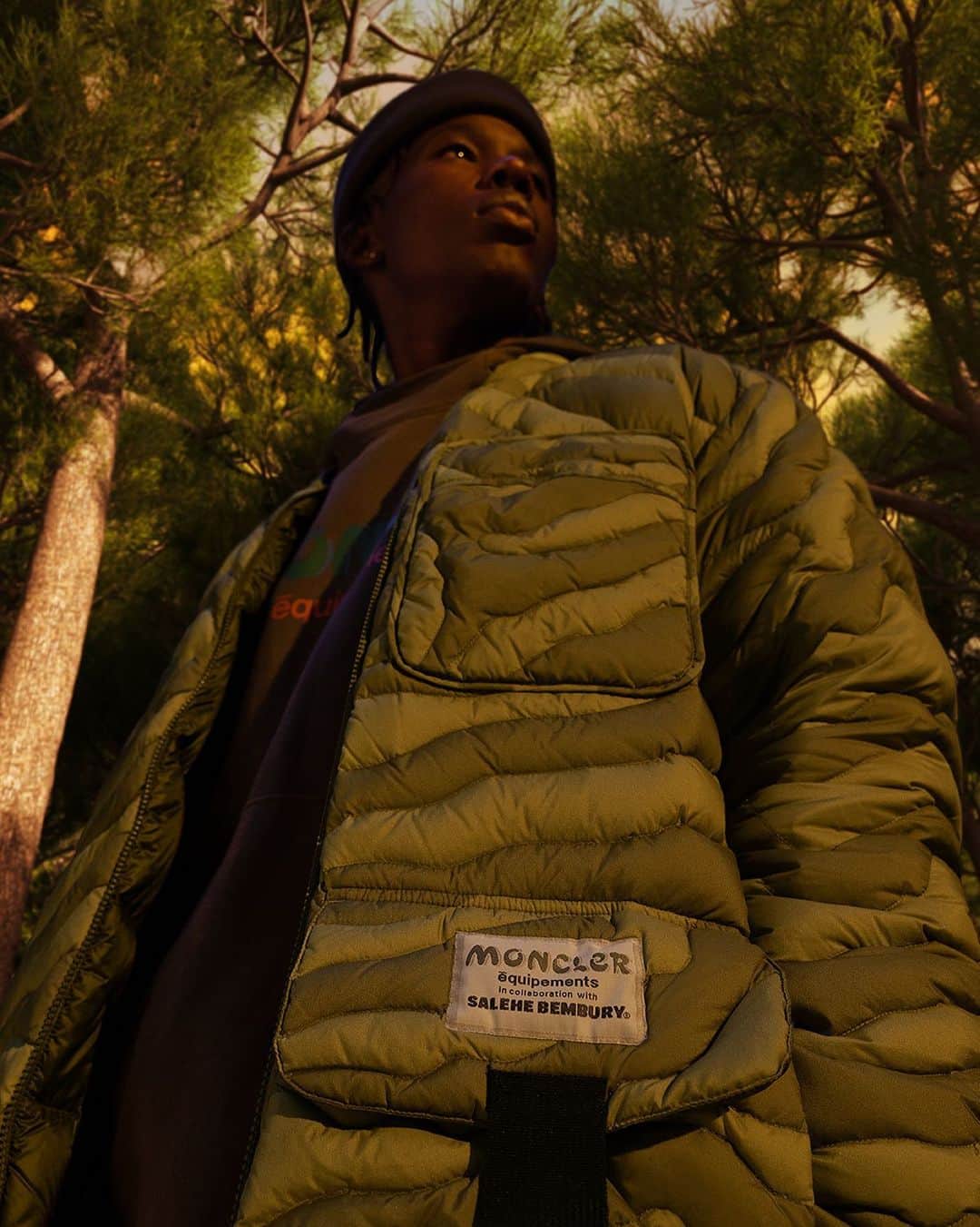 モンクレールのインスタグラム：「Salehe Bembury’s signature ‘grain’ thumbprint meets Moncler’s iconic quilting on outerwear that channels the brand’s mountain heritage.  Moncler x Salehe Bembury is live now on moncler.com.  #MONCLERGENIUS #MONCLERSALEHEBEMBURY @salehebembury」