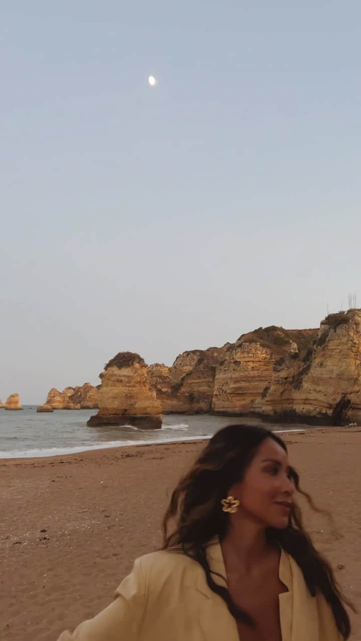 ジュリー・サリニャーナのインスタグラム：「Just me and the beach. <3 🐚 #praiadedonaana #portugal」