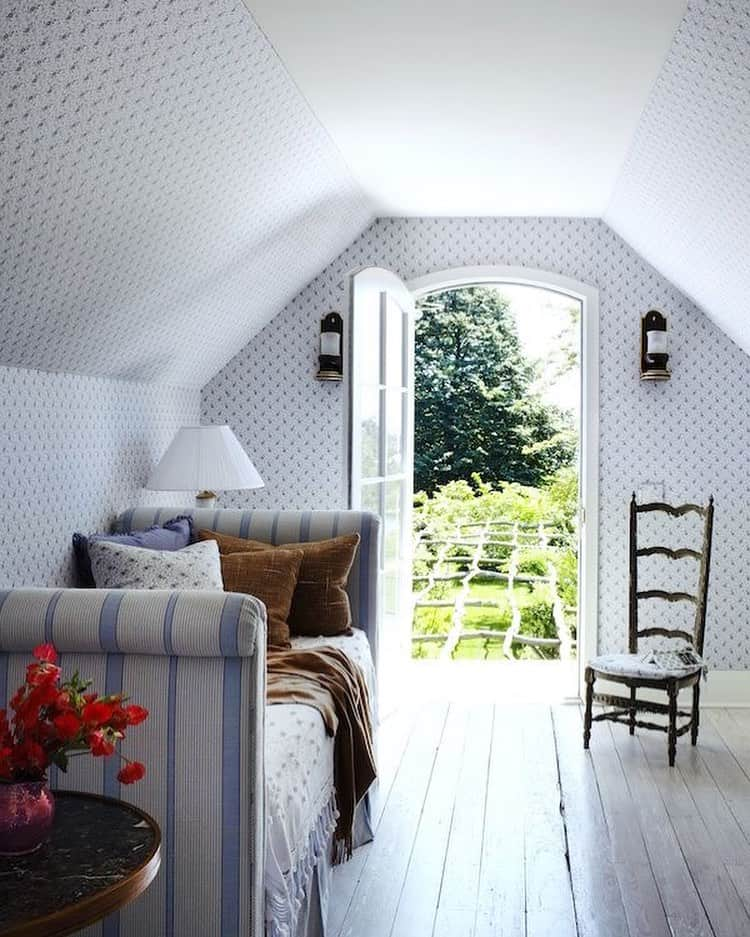 Homepolishのインスタグラム：「Would you believe this guest room is in a converted barn? So charming and beautiful- design by Carrier and Company @carrierandco via @quintessence and #positivelychicinteriors   #designinspiration #interiordesign #joinfreddie」