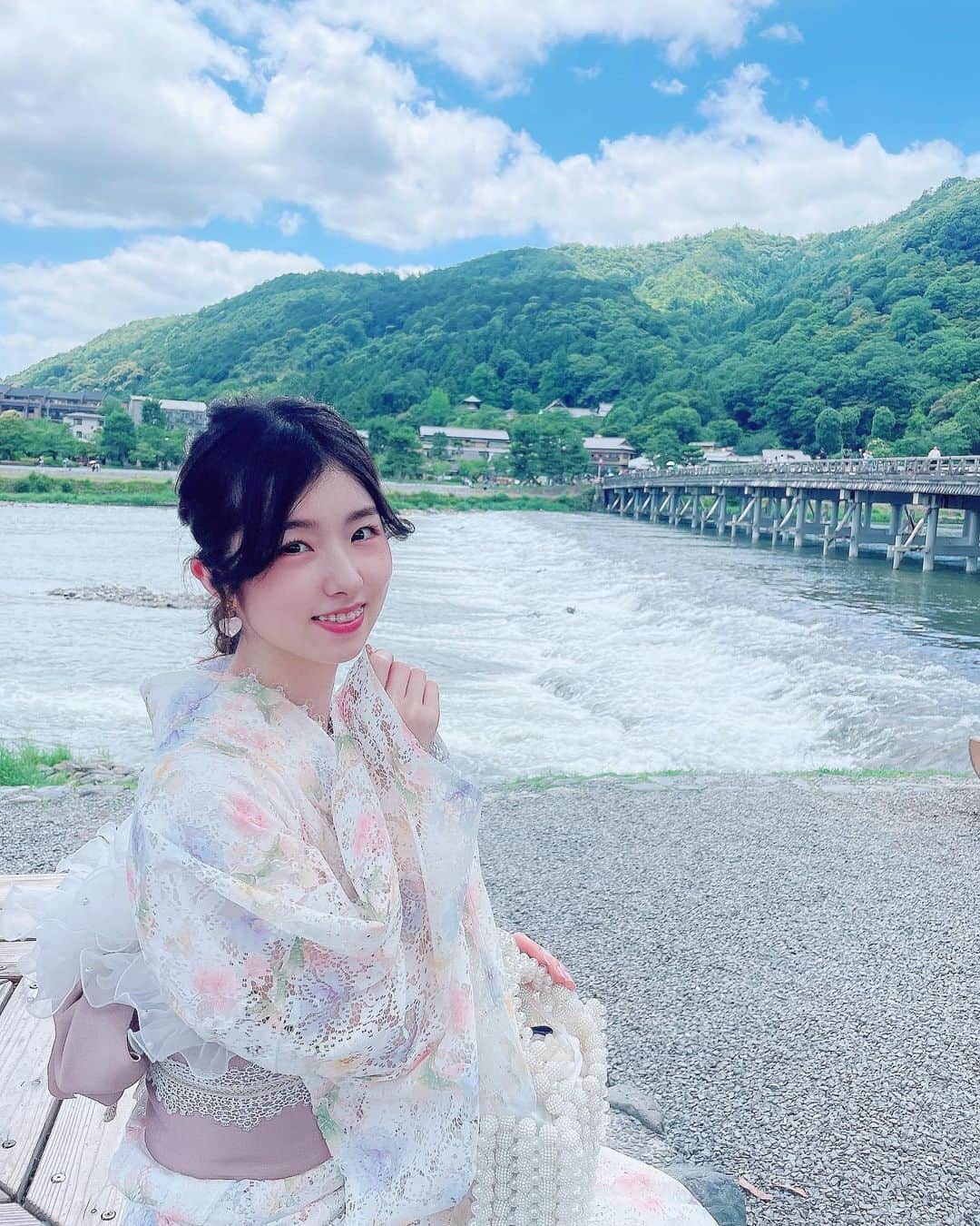 岩立沙穂のインスタグラム：「嵐山駅から渡月橋の辺りまでお散歩したよ👭  この日の空の色キレイでした🩵  . . #京都旅行 #嵐山 #女子旅 #浴衣 #渡月橋 #レンタル着物 #浴衣 #arashiyama」