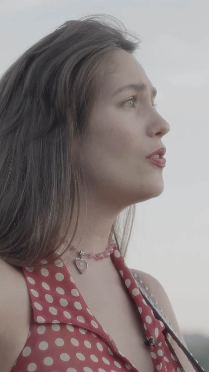 ローラ・カークのインスタグラム：「Western AF Presents Lola Kirke “All My Exes Live in L.A.” ( Field Recording ) ... The California desert seemed to be a perfect location for a video featuring break up song. We couldn’t have imagined a better performer than country singer-songwriter Lola Kirke. She dazzled us at Stagecoach 2023 on Nikki Lane’s Horseshoe stage.   Lola released her first full length record “Heart Head West” through Downtown Records five years ago. Releasing a couple of singles between then and now, her sophomore album “Lady For Sale” on Third Man Records is an amazing combination of country and almost 80’s rock pop. It’s definitely a playful album about falling in love when you shouldn’t fall in love.   Off the cuff, Lola is not only a great performer, but a hellarious wisecracker. Not mention so open with sharing incredible stories with us. The whole experience was fondly memorable.  Check out the full video at Western AF’s YouTube page … #lolakirke #westernaf #country #countrymusic」