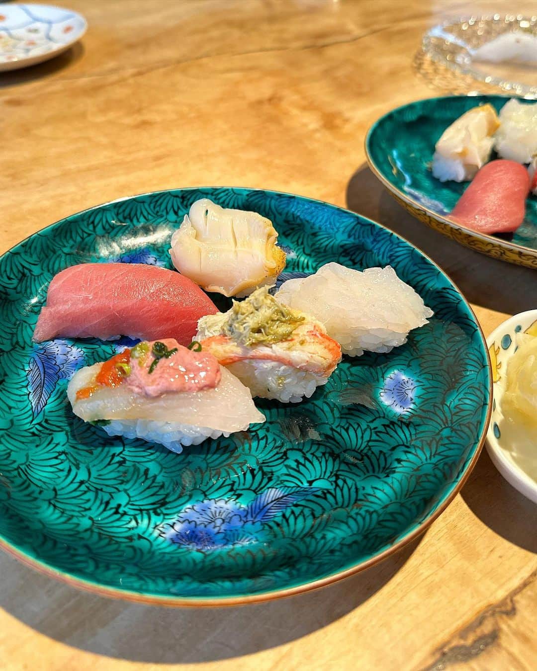 川人未帆さんのインスタグラム写真 - (川人未帆Instagram)「・ 金沢、福井の旅へ。 まずは加賀に着いて、亀寿司さんにてランチに美味しいお寿司を🍣 ランチのおまかせ握りは14貫で5000円、そして美味しい🥹✨🫶 とってもとってもおすすめ。 娘は鉄火巻きと納豆イカ巻きを。 鉄火はおかわりしました☺️」7月21日 8時55分 - miho0319kawahito