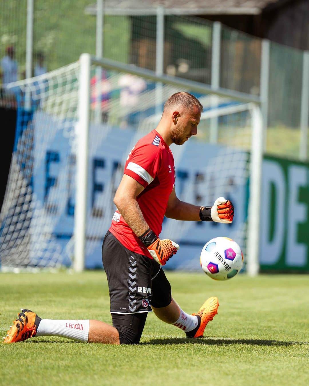 1.FCケルンのインスタグラム：「𝐰𝐨𝐫𝐤 𝐰𝐨𝐫𝐤 𝐰𝐨𝐫𝐤 ⚽️ ___ #effzeh」