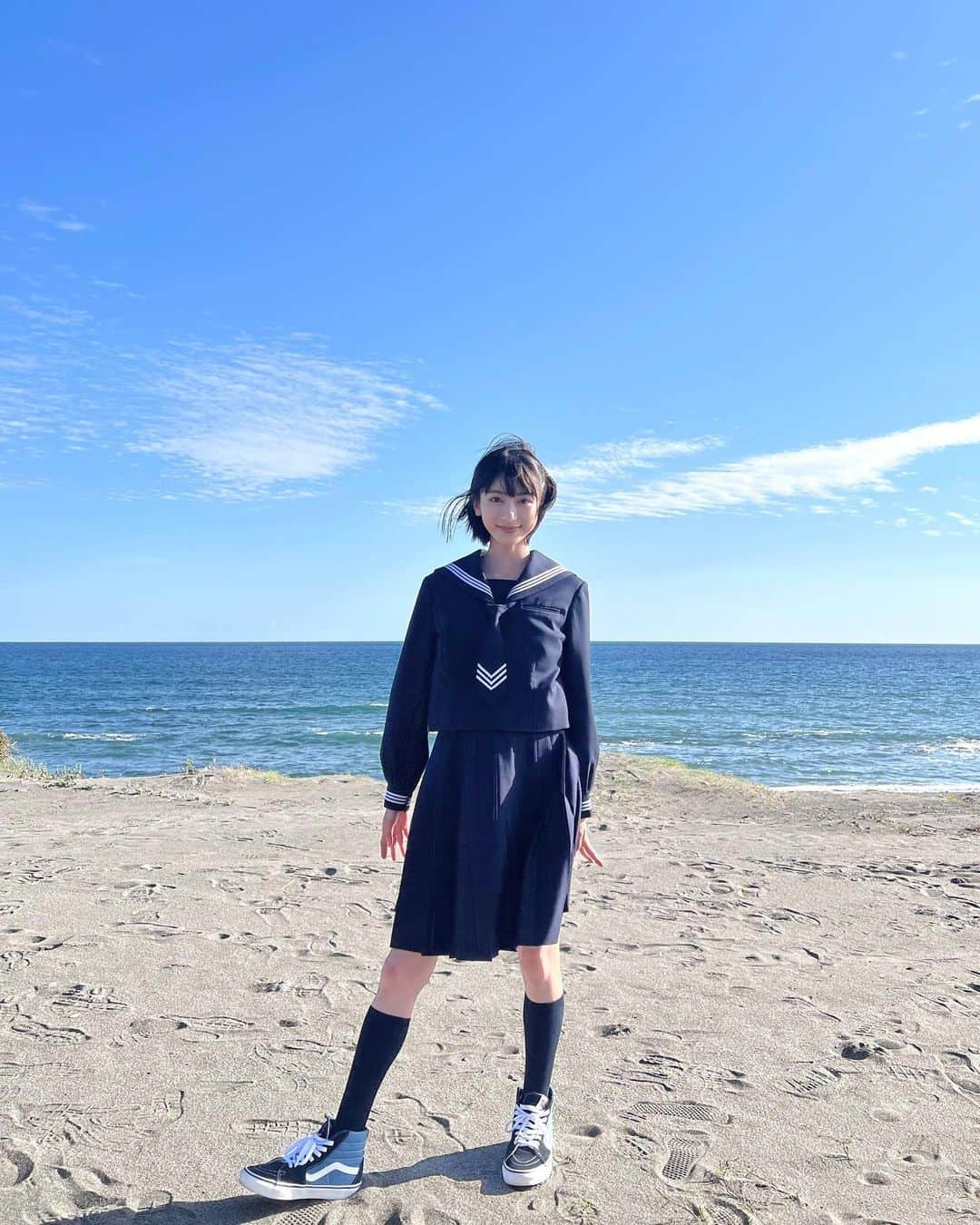 池間夏海のインスタグラム：「🐳࿐🏝️⭐️  #放課後ていぼう日誌   第⑥話、 お楽しみいただけましたか？  のべ竿で五目釣りの回  ほっこりと観られるこの作品ですが 皆んなで日々お魚と格闘状態でした…ϵ( 'Θ' )϶  (( 私はベラを掴むシーンに全集中いたしましたので 是非ともご覧いただきたいのです　⭐︎」