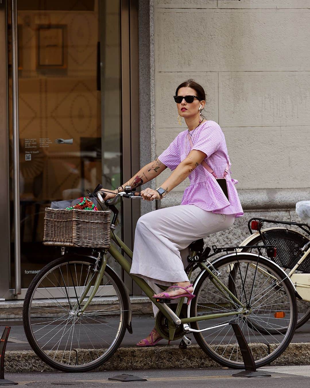 スコット・シューマンのインスタグラム：「I’m starting to realize I’ve been going about this all wrong! The most stylish people aren’t walking on the sidewalks but riding their bikes everywhere! Milan (of course)」