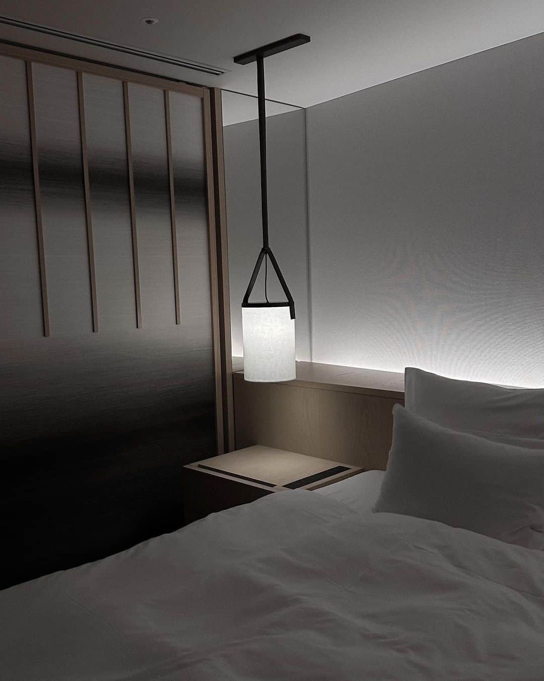 JUN / Yohukasiのインスタグラム：「息抜きによく行く癒しホテル。  ホテルの屋上にはめちゃくちゃ広い屋外プールも あるから気分転換にぴったり。  生活感を捨ててお仕事に集中したい時は 特に最高~ な暮らし。  ちなみにオープンしてまだ3年ほどなので お部屋もプールもレストランもエントランスも すっごく綺麗です。男性の皆さん、 彼女のお誕生日やサプライズ旅行にいかがでしょうか〜？  #tokyo #hotel #trip #travel  #東京  #旅行」