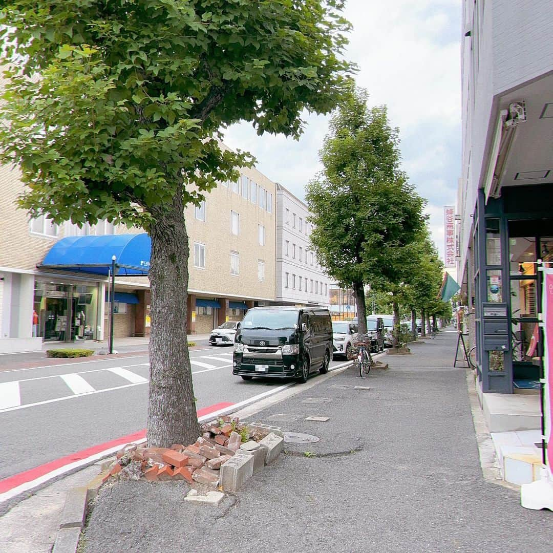 三宅裕貴さんのインスタグラム写真 - (三宅裕貴Instagram)「岡山県岡山市北区にある問屋町テラスと問屋町を散策して撮影しました。  問屋町テラスは、住宅展示場9棟と商業テナント13店の合計22店が入る複合商業施設です。  住宅展示場9棟がある広場付近の休憩椅子で撮影しました。 (ダッシュ&三脚撮影)  広場付近に記念撮影スポットがあったので、撮影して載せました。 (カメラマン中に、親子連れさんのカメラマンをしてあげました☮️ 喜んでもらえて、テンションが上がりました。)  出入り口に撮影スポットがあったので、撮影して載せました。  外観を撮影して載せました。  問屋町テラスのマップを撮影して載せました。  夜の問屋町テラスを引用して載せました。(引用:https://www.toiyacho-terrace.jp/)  問屋町は、繊維問屋、衣料品•雑貨店、飲食店が同居する個性的でお洒落な街です。 (僕は、その個性的でお洒落なカフェ群のテイクアウトorランチによく伺います。)  問屋町の1つの通りの3区間➕1箇所を撮影して載せました。  今回の投稿は、さらっと紹介しました為に尚更恐縮ではありますが、県外の皆様も是非お立ち寄り下さいませ。  #問屋町テラス #問屋町 #toiyacho #問屋町古着屋 #問屋町雑貨 #問屋町カフェ #岡山市北区問屋町 #岡山 #okayama #岡山ポートレートモデル (プライベート) #岡山ポートレート #岡山ポトレ #メンズポートレートモデル  #メンズポートレート #ポートレートモデル #ポートレート  #フリーランスモデル  #フリーモデル #読者モデル #岡山メンズモデル #メンズモデル #男性モデル #岡山モデル #モデル #プライベート #private」7月21日 0時11分 - yuhkimiyakeevo