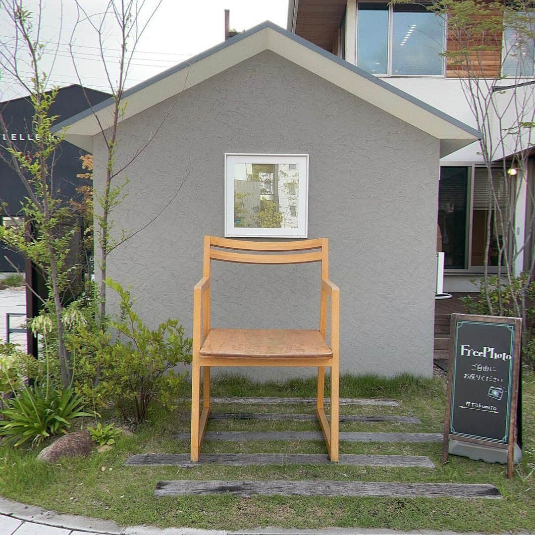 三宅裕貴さんのインスタグラム写真 - (三宅裕貴Instagram)「岡山県岡山市北区にある問屋町テラスと問屋町を散策して撮影しました。  問屋町テラスは、住宅展示場9棟と商業テナント13店の合計22店が入る複合商業施設です。  住宅展示場9棟がある広場付近の休憩椅子で撮影しました。 (ダッシュ&三脚撮影)  広場付近に記念撮影スポットがあったので、撮影して載せました。 (カメラマン中に、親子連れさんのカメラマンをしてあげました☮️ 喜んでもらえて、テンションが上がりました。)  出入り口に撮影スポットがあったので、撮影して載せました。  外観を撮影して載せました。  問屋町テラスのマップを撮影して載せました。  夜の問屋町テラスを引用して載せました。(引用:https://www.toiyacho-terrace.jp/)  問屋町は、繊維問屋、衣料品•雑貨店、飲食店が同居する個性的でお洒落な街です。 (僕は、その個性的でお洒落なカフェ群のテイクアウトorランチによく伺います。)  問屋町の1つの通りの3区間➕1箇所を撮影して載せました。  今回の投稿は、さらっと紹介しました為に尚更恐縮ではありますが、県外の皆様も是非お立ち寄り下さいませ。  #問屋町テラス #問屋町 #toiyacho #問屋町古着屋 #問屋町雑貨 #問屋町カフェ #岡山市北区問屋町 #岡山 #okayama #岡山ポートレートモデル (プライベート) #岡山ポートレート #岡山ポトレ #メンズポートレートモデル  #メンズポートレート #ポートレートモデル #ポートレート  #フリーランスモデル  #フリーモデル #読者モデル #岡山メンズモデル #メンズモデル #男性モデル #岡山モデル #モデル #プライベート #private」7月21日 0時11分 - yuhkimiyakeevo