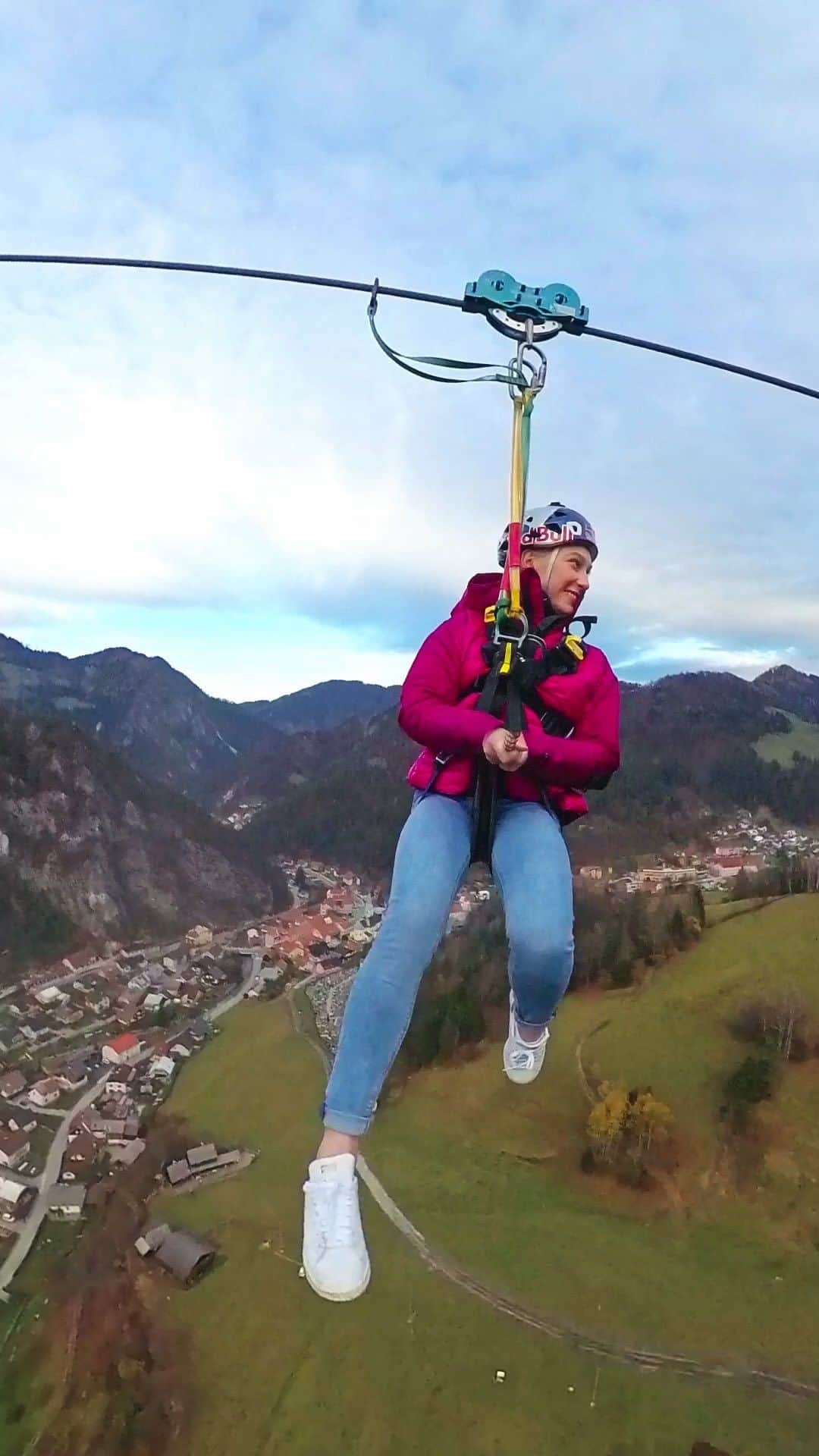 ヤンヤ・ガンブレットのインスタグラム：「Zero carbon flight through @feelslovenia gets you all smiles! 😀✌️」