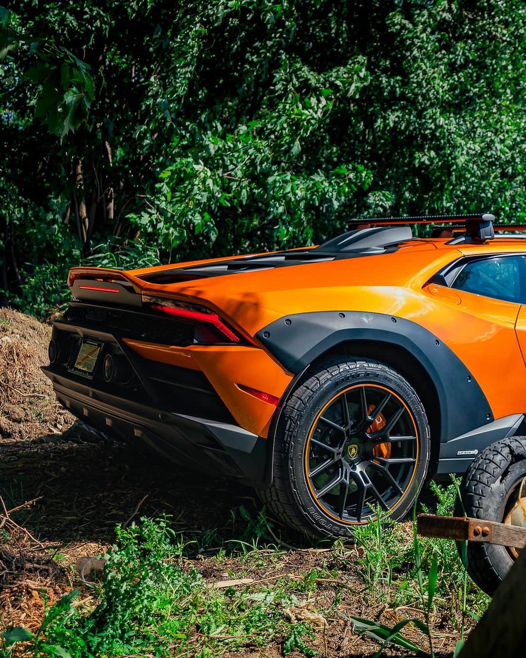 CarsWithoutLimitsさんのインスタグラム写真 - (CarsWithoutLimitsInstagram)「The name gives it away. Sterrato translates to “dirt road” in Italian, and that’s exactly what this lifted widebody Lamborghini Huracan is built for.  . Owner: @davcars  @lamborghinimtl  . . #lamborghinihuracansterrato #huracan #lamborghinisterrato #lamborghini #offroadlife #supercardaily #lamborghini #davcars #lambolove #huracansterrato」7月21日 0時11分 - carswithoutlimits