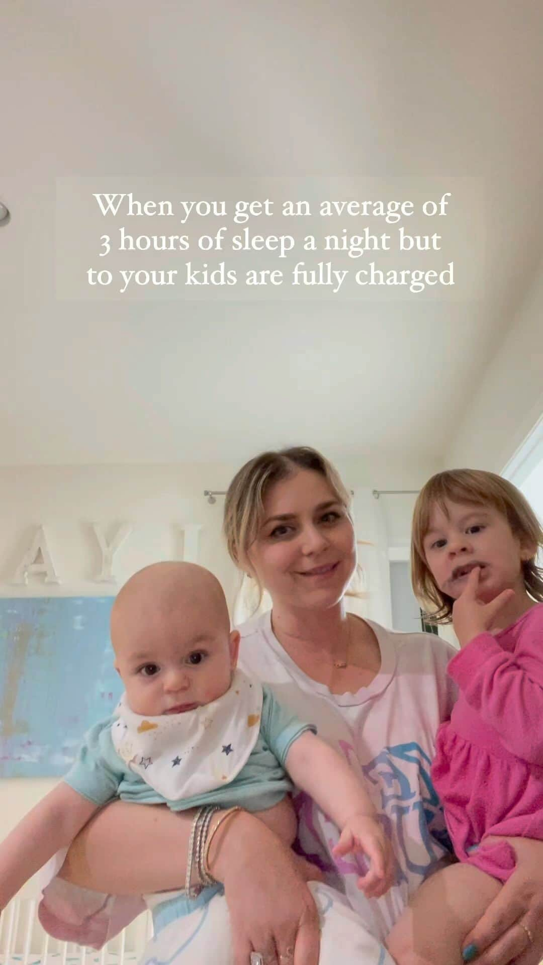 コレット・カーのインスタグラム：「🚨‼️warning: may contain unpopular opinions ⛔️  💤  1️⃣ Moved husband out of bedroom, navigating feeding a baby all night is hard enough, falling back asleep without the addition of extreme snoring was much easier and worked well for us.  2️⃣ Charged my phone outside of the bedroom. As soon as my brain sees that blue light it wakes up.  3️⃣ Sleep trained both babies using the cry it out method (after all gentle methods failed with our 1st kid) (starting early with the 2nd was clutch- there was little to no crying) (fact: they both became significantly happier humans after this)  4️⃣ Weighted sleep sack for sleep from @dreamlandbabyco   5️⃣ Eliminated caffeine from my diet which was very hard so eventually landed on a morning matcha, it gives me energy no jitters and allows me to fall asleep easily at the end of the night  6️⃣ Got very diligent about making lists and updating the calendar. If I update my ongoing market list throughout the day there’s less of a chance that remembering we are out of eggs will keep me up at night  7️⃣ Removing all pressure to “nap when baby naps” in the day. It’s almost impossible with two kids and believing that it was an option/trying was very frustrating.  8️⃣ Stopped revolving my life around perfect naps at perfect nap times with perfect black out shades and white noises and implemented more messy on-the-go naps which ended up resulting in better night sleep (imagine that)  9️⃣ Remind myself that this is just a season it’s not forever and focused on all of the immense blessings and gummy smiles✨  🔟 Asked for more help from loved ones.」