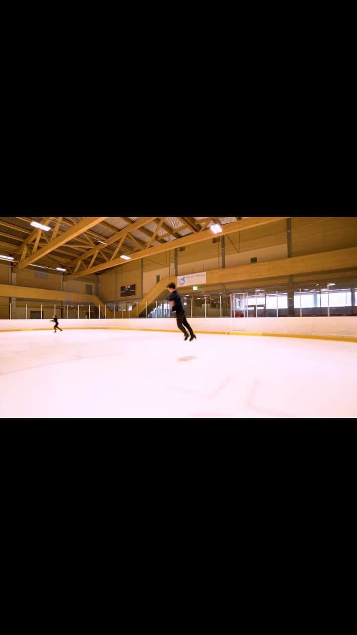 アンジェリーク・アバチキナのインスタグラム：「@francois_pitot at practice 😄 Shots from January 2022 by Daniel @theicecapture 🎥📸   Coach : @romainponsart & @icesmurfette   #athlete #proathlete #figureskater #figureskating #figureskatingcoach #hardwork #switzerland #choreography #choreographer #фигурноекатание #фигуристка #training #practice #figureskatingtiktok #movement #workinprogress  #foundation #abachkinaskatingfoundation #fribourg #fribourgregion🇨🇭 #bcfarena #patinageartistique #jump #прыжки #behindthescenes」