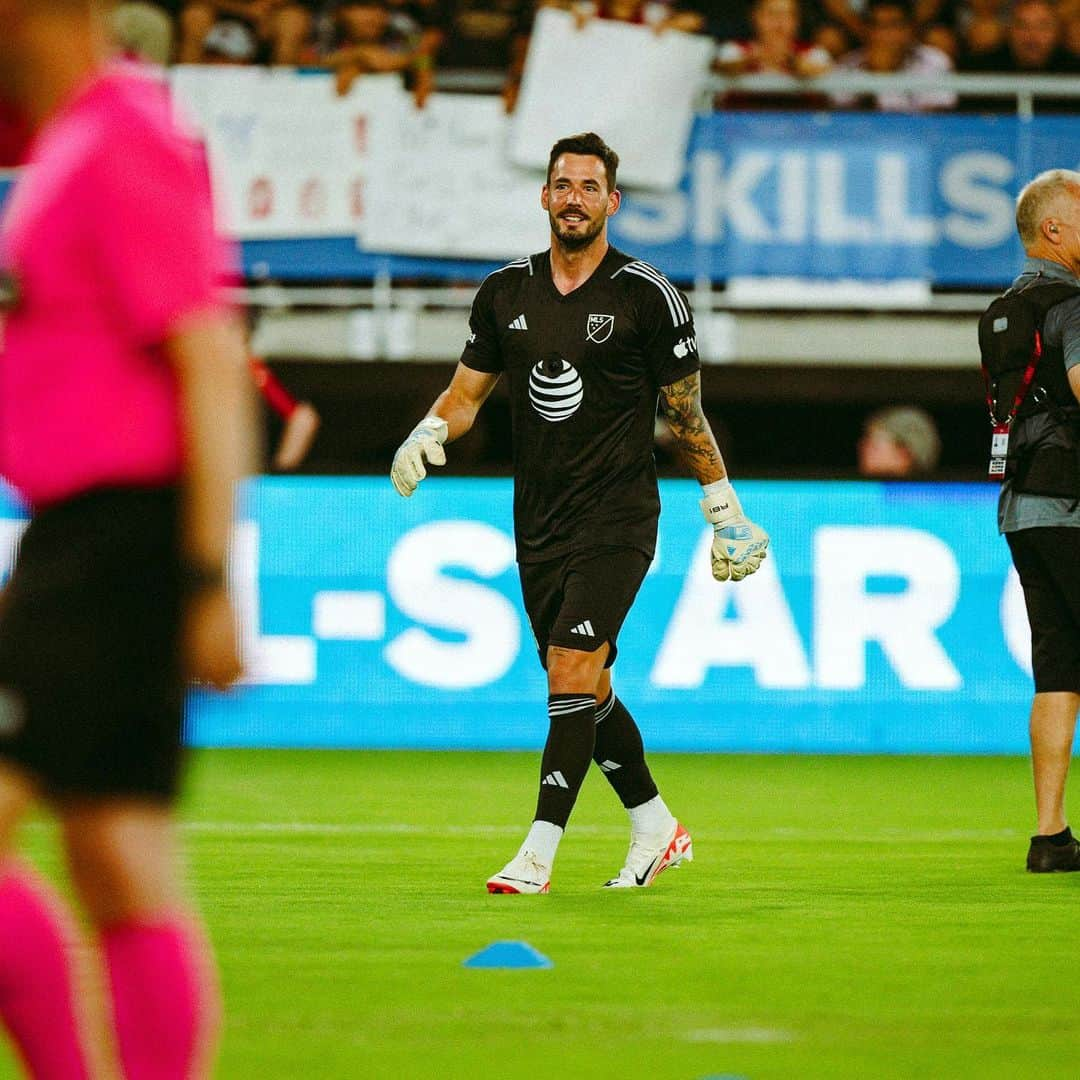 ロマン・ビュルキさんのインスタグラム写真 - (ロマン・ビュルキInstagram)「MLS All-Star Game was a great experience 🌟  Thanks again for all the support and for voting me in to the MLS All-Star Team. It was a lot of fun and I met great people in Washington DC. See you soon in STL😍 #RB1」7月21日 0時18分 - rbuerki