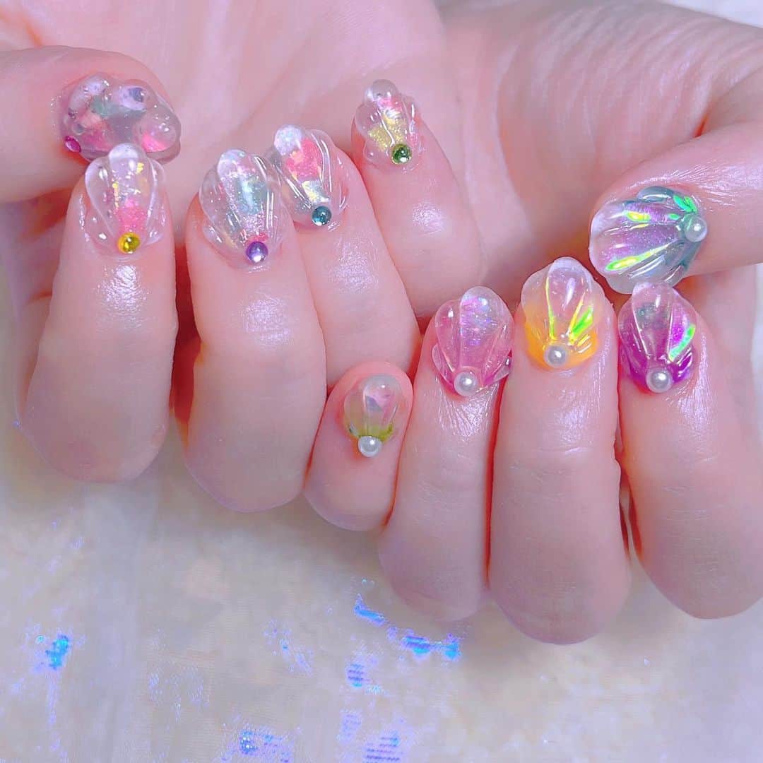 なかやまちえこさんのインスタグラム写真 - (なかやまちえこInstagram)「🐚🐚🐚⠀ ⠀ @chikachocolat_melty ちゃん⠀ アシメデザインの貝殻ネイル⠀ ⠀ #nail #nails #nailart #ネイル #美甲 #ネイルアート  #japanesenailart #manucure #japanesenails #manicurist #gelnails #أظافر #네일아트 #미용  #เพ้นท์เล็บ #artedeuñas #เพ้นท์เล็บเจล #ジェルネイルデザイン #ネイルデザイン #nagelkunst #サマーネイル #summernails #夏ネイル #貝殻ネイル #貝ネイル #シェルネイル #shellnails @pregel.jp @preanfaofficial @aby_sharenail 表面の3Dは5月のBWJコラボのミラージュ×PREGELコフレからクリアパウダー使用してます。」7月21日 0時18分 - chiekonakayama