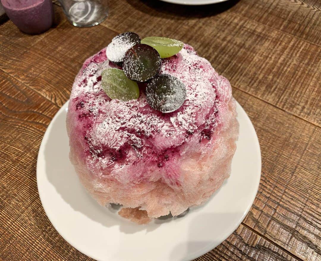 原田麻子のインスタグラム：「【coffee valley✖️氷舎mamatoko】  coffee valleyさんでの第二弾のかき氷メニューを監修させていただきました。 @coffeevalley.jp   "ぶどうとラベンダーのかき氷"  アロマがふわっと口の中で広がるラベンダーシロップは、 レモンを加えて食べやすく仕上げました。ラベンダーは香りが強いので、 食べ進めるとだんだんラベンダーになっていくように、 外側は巨峰のシロップのみで、 中にラベンダーシロップと、 チーズのブラマンジェを忍ばせています。  トップには巨峰とシャインマスカットで、食べ始めはぶどうをしっかり味わえる構成に。  今年もかき氷とコーヒーのセットが断然に！お得です。(単品と200円しか違わなかったような) 聞けばほとんどのお客さんがホットコーヒーとのセットにしているとか。  つけた方が満足度上がります。  会社帰りなど、閉店間際になりそうなときはお店へ確認してからがおすすめです！  詳しくは @coffeevalley.jp  7/20からスタートです」