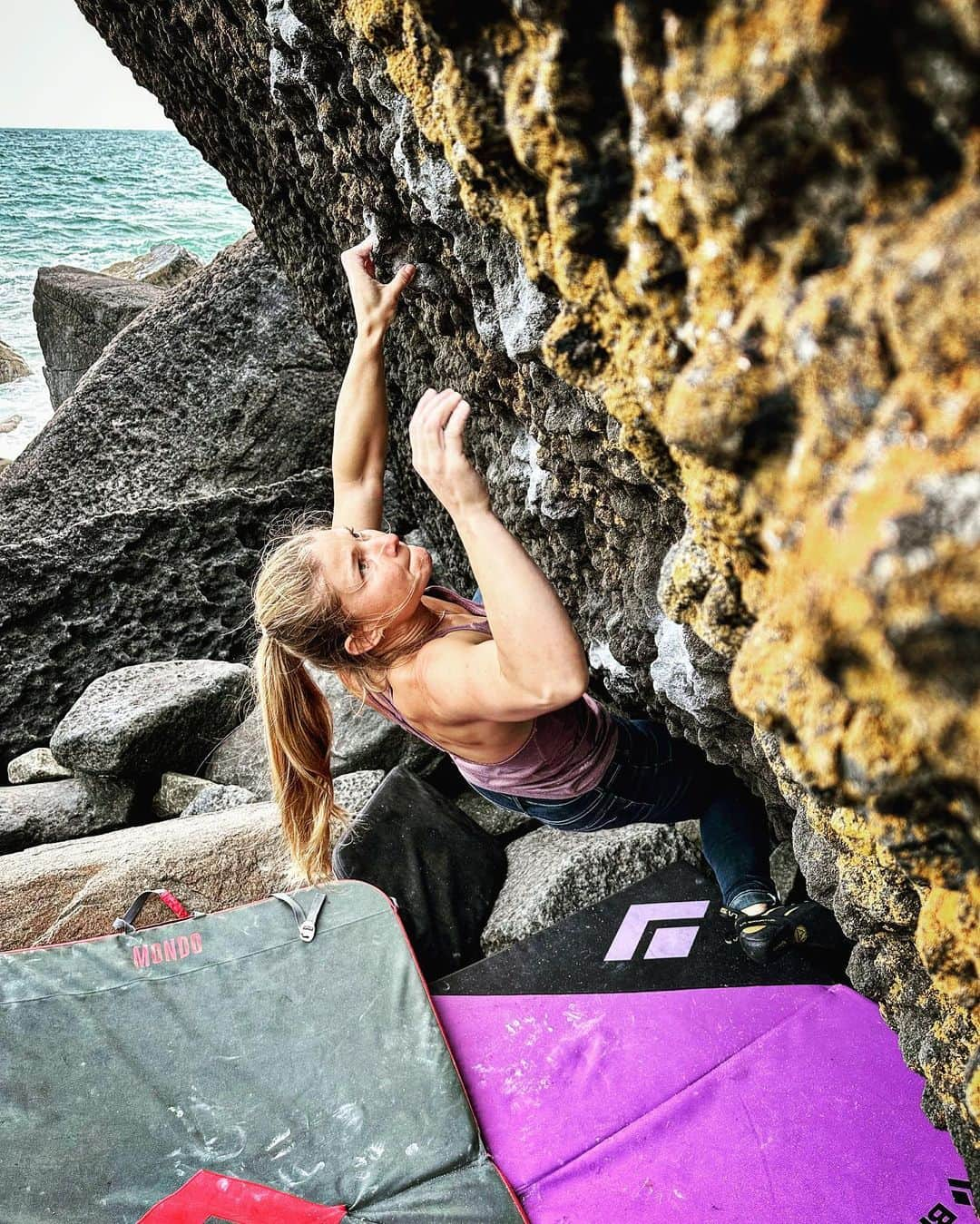 ヘイゼル・フィンドレーのインスタグラム：「OK question for you! If you like to go and watch talks by climbers/adventurers - what do you want to hear about? I’ll be writing my talk over the next month for my UK speaking tour with @speakersfromtheedge in September. Of course there will be themes of mindset, fear, stress, motivation and I’ll be talking about my recent trip to Greenland. What else? Let me know 👇 😃   @anguskille 📸 @blackdiamond @lasportivagram」