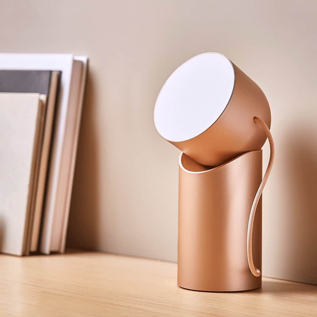 Design Milkさんのインスタグラム写真 - (Design MilkInstagram)「Light up your day with @lexondesign's Orbe portable torchiere lamp 💡💫 Designed by Nelson Fossey of @index_office_, this mighty lamp features a 2-part design with a detachable magnetic head that's inspired by the childhood cup-and-ball game. With multiple color options, dimming capabilities, + impressive battery life, this splash-resistant beauty is perfect for your indoor + outdoor needs. 🔦🌿 \\\ Check it out at our link in bio. 🔗  [portable lamp, wireless lamp, award-winning, lamp design, lighting, table lamp, table lighting]」7月21日 0時21分 - designmilk