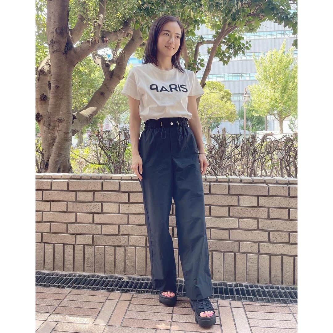 Mayuko Watanabe 渡辺真由子さんのインスタグラム写真 - (Mayuko Watanabe 渡辺真由子Instagram)「シンプルな白Tシャツが好き♡ でもどんなに良さそうでも値段が高くても、何回か着るとよれてしまったり、 シワになりやすかったりするのもありますよね😢 @day_and_grade のPARIS Tシャツは、生地がしっかりしていて二の腕の気になる部分が良い感じに隠れてすごくスッキリして見えるんです😍 起毛っぽい立体のロゴもオシャレ💕 お手頃な値段なので色違いで購入しようと思ってます☺️✨ ぜひチェックしてみて下さい😄 #dayandgrade #day_and_grade #デイグレ #デイアンドグレイド #dayandgrade #シンプルコーデ  #夏コーデ  #ママコーデ #ママファッション #男の子ママ #男の子兄弟 #男の子兄弟ママ #カジュアルコーデ  #男の子ママ #男の子兄弟 #男の子兄弟ママ #ママ #子育て中」7月21日 0時29分 - watanabe_mayuko