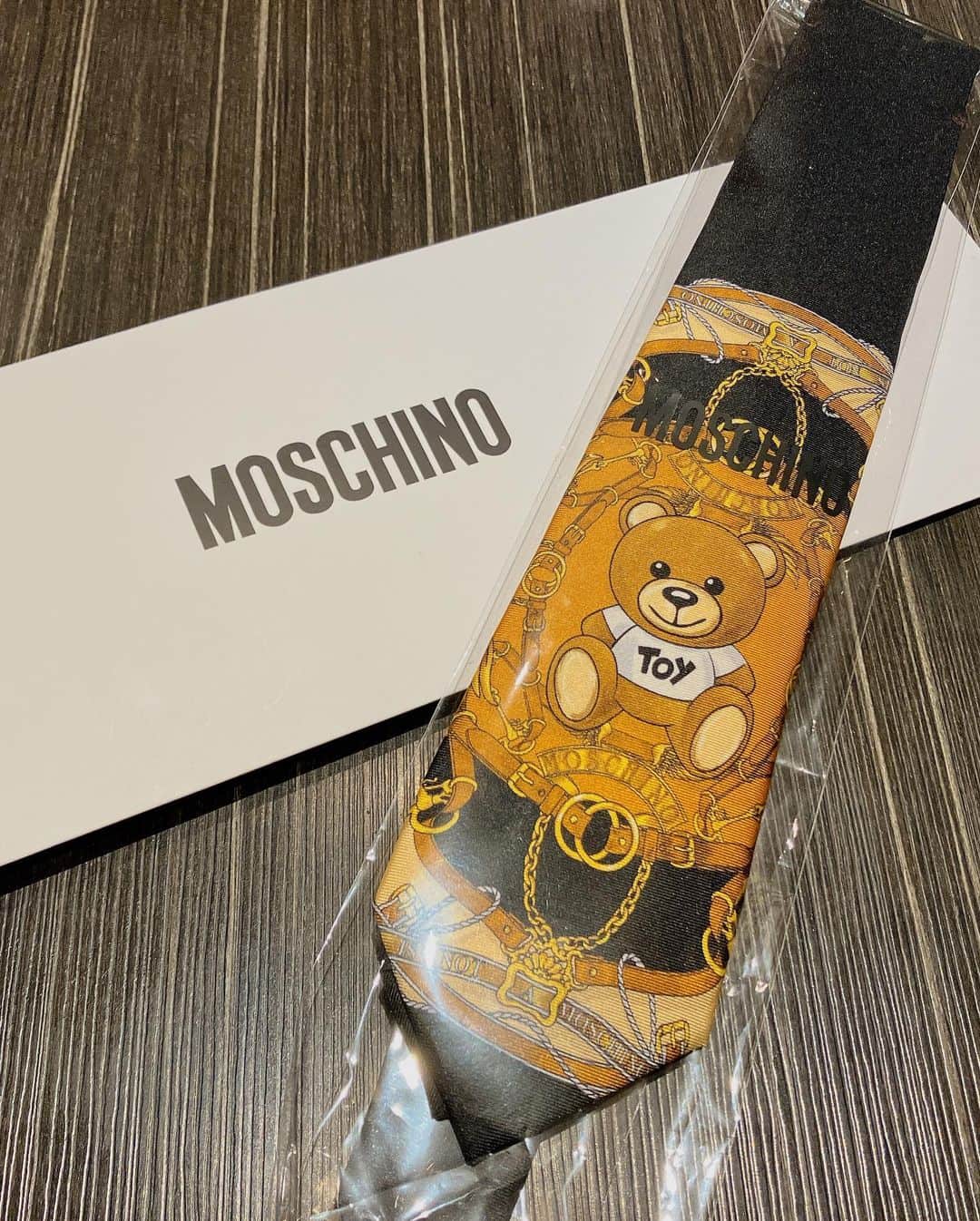 岡倫之さんのインスタグラム写真 - (岡倫之Instagram)「Women give me ties, but I can't love one woman. Because I have many philanderer.  是非も無し、ネクタイつけてやる。 じゃが愛されてるなんて思うなよ。 側室なんぞ全国47都道府県におるでな。  #Moschino #モスキーノ #モスキーノベア  #ハイブランドコーデ  #ハイブランド好き  #貢ぎ奴隷  #側室 #くまさん 🐻 #プロレスラー #モテモテ #夢のある仕事」7月21日 0時38分 - great_o_khan