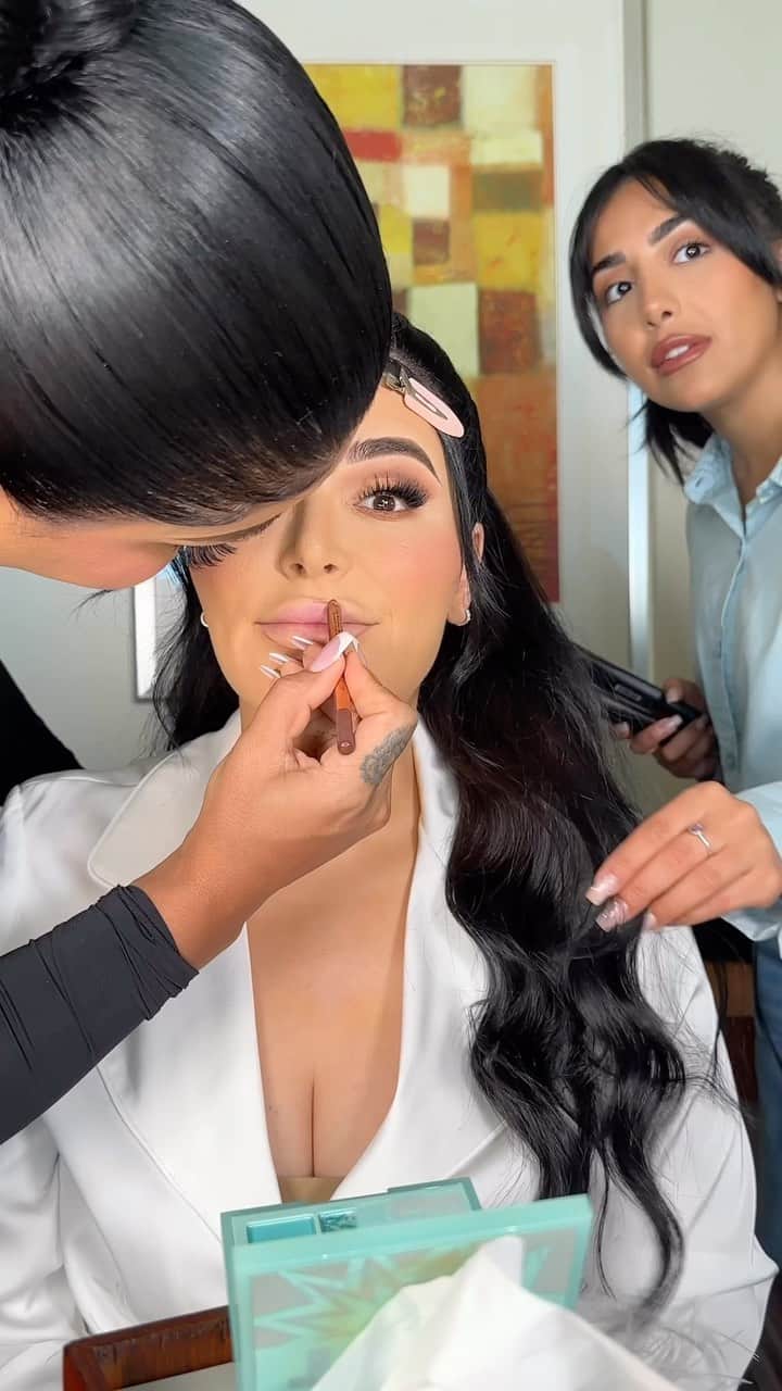 Huda Kattanのインスタグラム：「Repost @monakattan #GRWM Wedding Edition 🎉Thank you to my amazing glam team @shirinnabati.makeup and @kimmyhairdxb!!! 💍🤍 What do you guys think of this look? #hudabeauty」