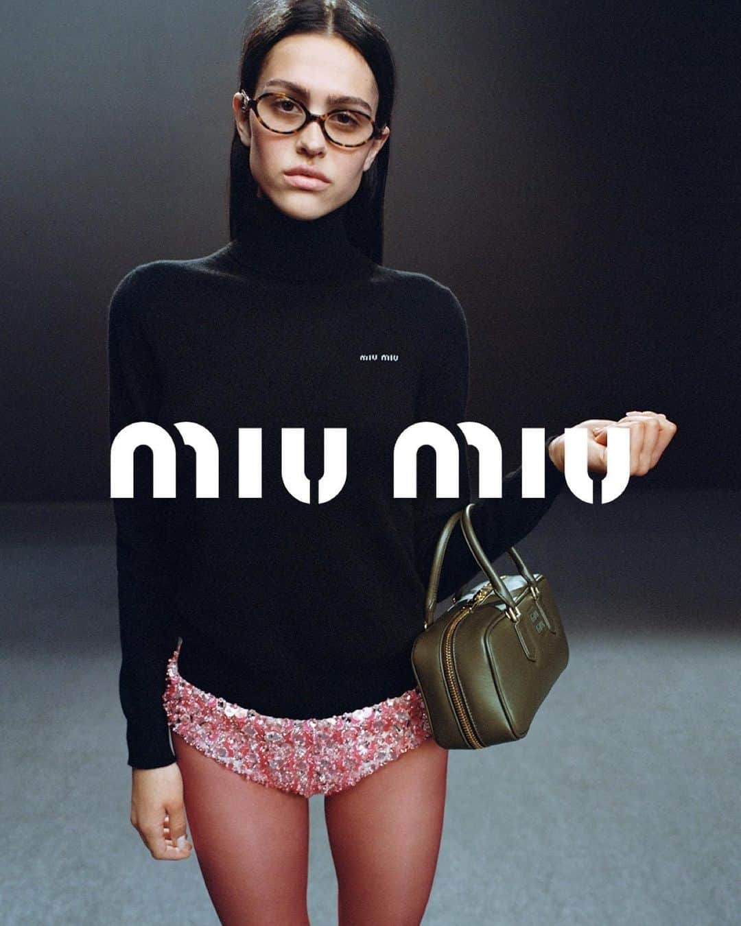 リサ・リナのインスタグラム：「@AmeliaGray for @MiuMiu Fall/Winter 2023 🎀🌷💞 ⁠ ⁠ Photographed by @ZoeGhertner, creative direction by @EdwardQuarmby, styling by @LottaVolkova, and casting by @AshleyBrokaw⁠ ⁠ #AmeliaGray #MiuMiuLIVE #MiuMiuFW23 #MiucciaPrada #TheLionsManagement」