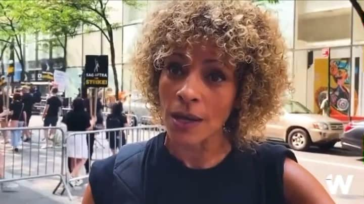 ハル・ベリーのインスタグラム：「Exactly!! 🎯 @realmichellehurd #sagafrastrong」