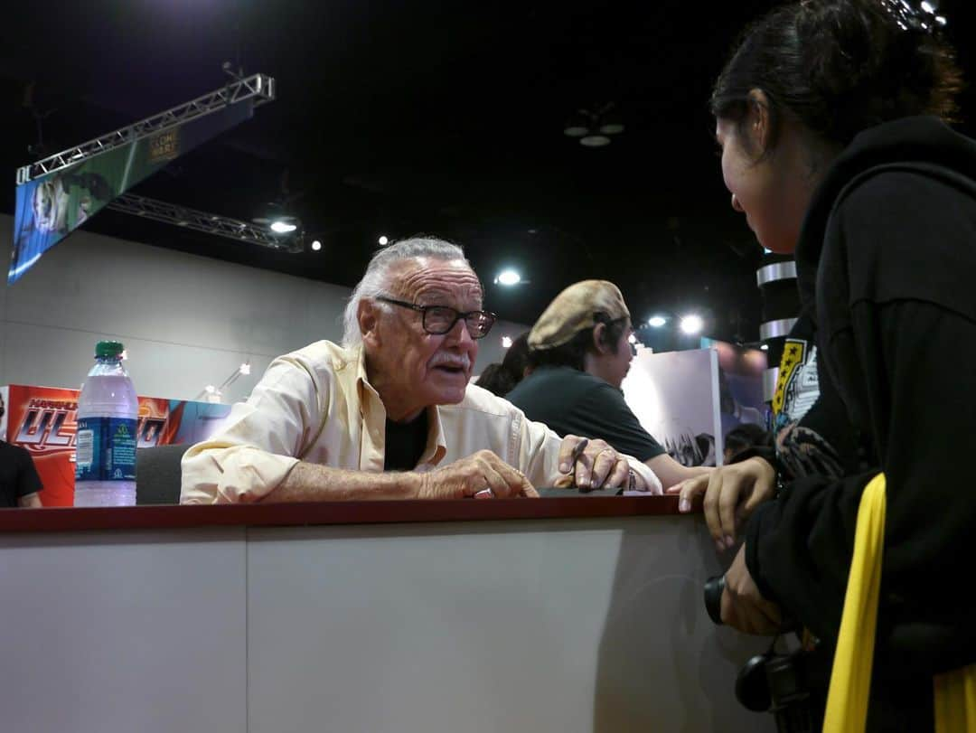 スタン・リーさんのインスタグラム写真 - (スタン・リーInstagram)「Stan x SDCC  Stan attended San Diego Comic-Con for years. He loved spending time with friends and colleagues, speaking on panels, and, of course, meeting fans!   We always enjoy hearing your stories of meeting The Man. In honor of #SDCC opening today, if you ever spotted or spoke to Stan at the convention, tell us all about it in the comments!  #StanLee #tbt」7月21日 0時53分 - therealstanlee