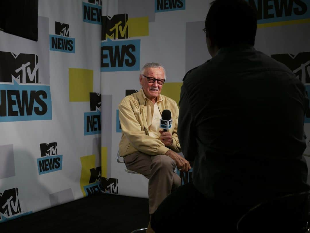 スタン・リーのインスタグラム：「Stan x SDCC  Stan attended San Diego Comic-Con for years. He loved spending time with friends and colleagues, speaking on panels, and, of course, meeting fans!   We always enjoy hearing your stories of meeting The Man. In honor of #SDCC opening today, if you ever spotted or spoke to Stan at the convention, tell us all about it in the comments!  #StanLee #tbt」