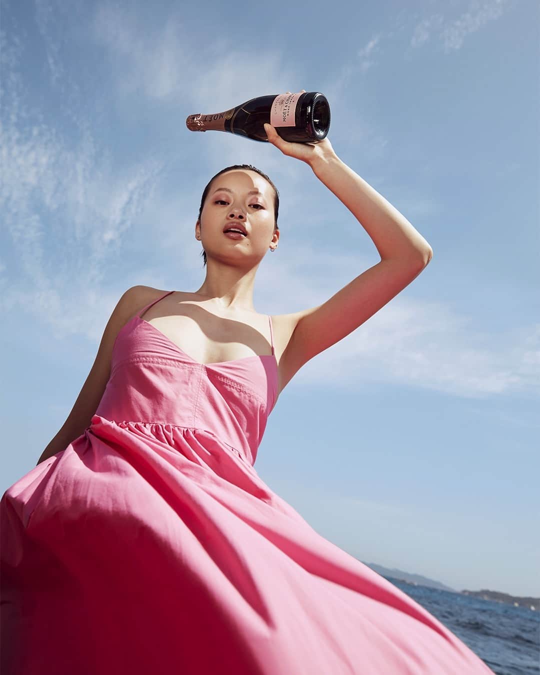Moët & Chandon Officialのインスタグラム：「An unobstructed sky to enjoy captivating views and the pink reflections of Rosé Impérial. ⁣ ⁣ #RoséImpérial #ToastWithMoet #MoetChandon⁣ ⁣ This material is not intended to be viewed by persons⁣ under the legal alcohol drinking age or in countries⁣ with restrictions on advertising on alcoholic beverages.⁣ ENJOY MOËT RESPONSIBLY.⁣」