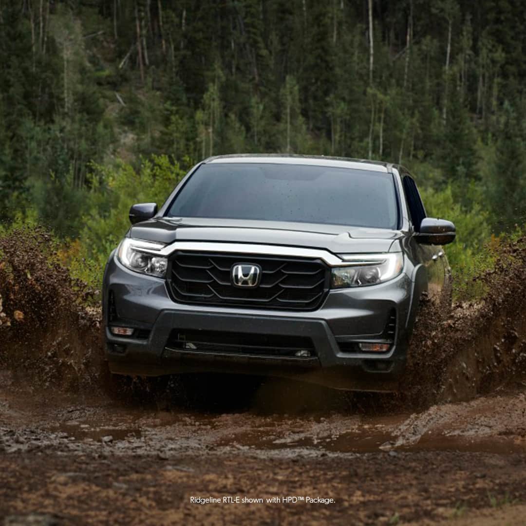 ホンダのインスタグラム：「There’s nothing better than a mud bath. 🛁 #HondaRidgeline」
